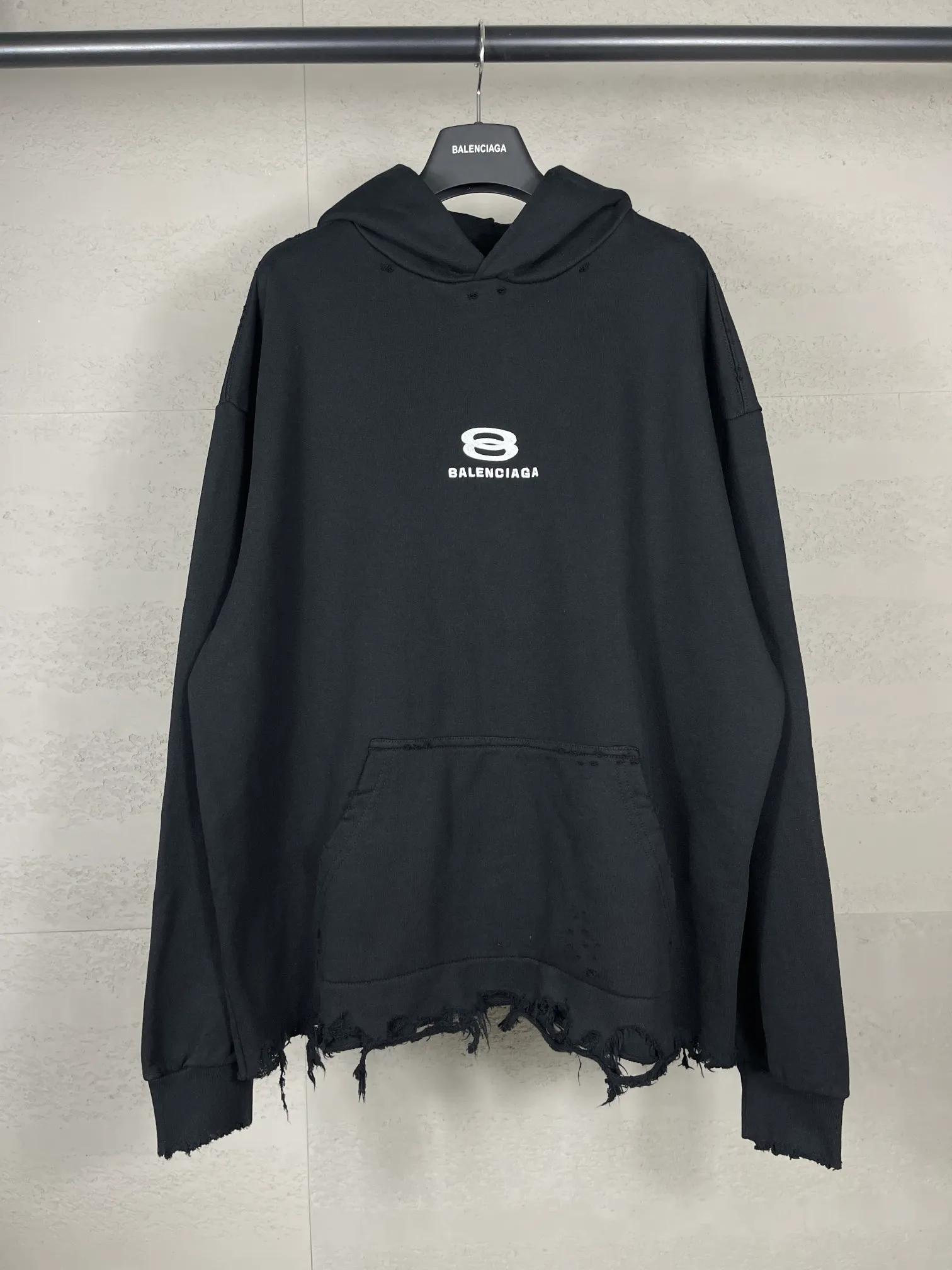 🅿️350 real photos [Top version. Official website quality] BALENCI*GA/Paris BALENCI*GA# New model, double-ring LOGO classic embroidery, water-worn and damaged distressed hooded sweatshirt. Brick cabinet synchronization. The worn and worn ZP is the same, welcome to compare. The fabric is made of Paris ZP custom-woven and dyed cotton terry Davidson. The weight is 460 grams. The cloth surface is clean. The cloth pattern is clear. Soft and comfortable. The color fastness is good. It is not easy to change color. The threads are woven and dyed with no color difference. The embroidery uses a Tajima embroidery machine, the letters are three-dimensional, and the ready-made garments are washed, worn and worn, and are extremely heavy-duty. Jubie market makes goods based on pictures. Comparisons welcome. Restore brick cabinet. The version adopts OS loose shoulder style. Same style for men and women. Code: BL238939 Color: Black Size: XS S M L