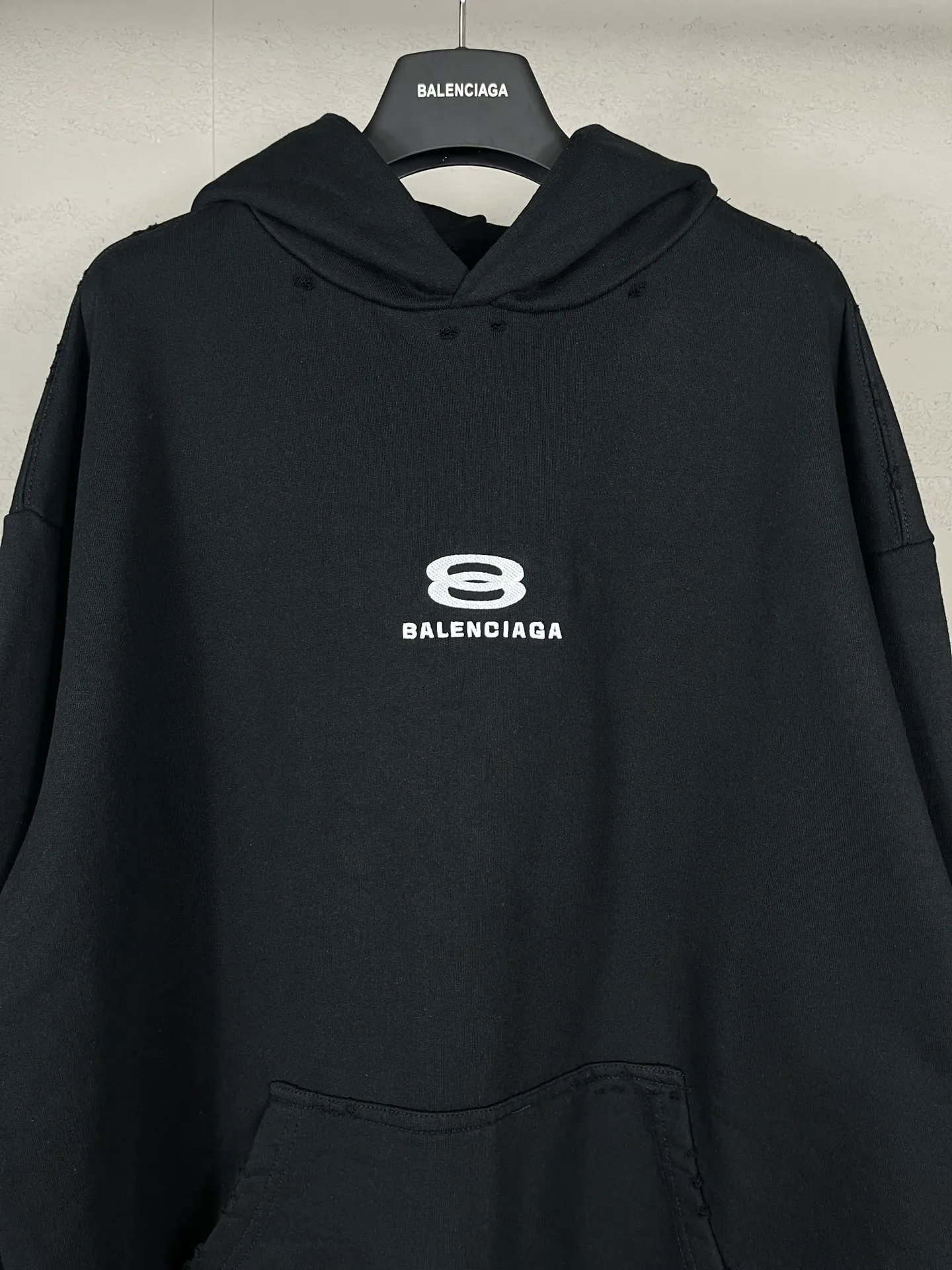 🅿️350 real photos [Top version. Official website quality] BALENCI*GA/Paris BALENCI*GA# New model, double-ring LOGO classic embroidery, water-worn and damaged distressed hooded sweatshirt. Brick cabinet synchronization. The worn and worn ZP is the same, welcome to compare. The fabric is made of Paris ZP custom-woven and dyed cotton terry Davidson. The weight is 460 grams. The cloth surface is clean. The cloth pattern is clear. Soft and comfortable. The color fastness is good. It is not easy to change color. The threads are woven and dyed with no color difference. The embroidery uses a Tajima embroidery machine, the letters are three-dimensional, and the ready-made garments are washed, worn and worn, and are extremely heavy-duty. Jubie market makes goods based on pictures. Comparisons welcome. Restore brick cabinet. The version adopts OS loose shoulder style. Same style for men and women. Code: BL238939 Color: Black Size: XS S M L