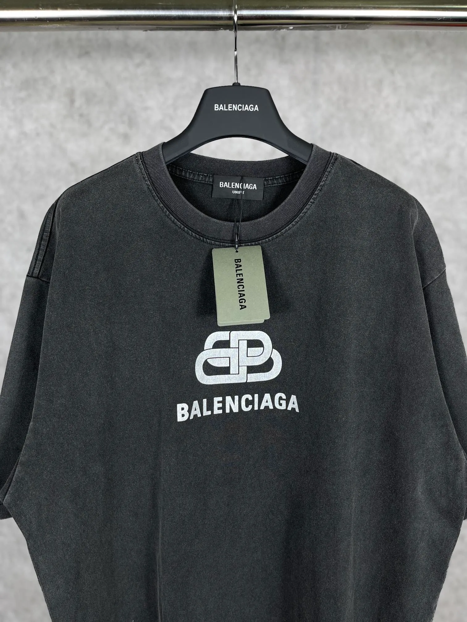 🅿️170 real photos [Top version. Official website quality] BALENCI*GA/Paris BALENCI*GA# Classic LOGO lock printed washed short-sleeved T-shirt. Brick cabinet synchronization. The fabric is made of Paris ZP custom-woven and dyed 100% cotton double yarn compact cotton. The weight is 260 grams. The cloth surface is clean. The cloth pattern is clear. Soft and comfortable. The color fastness is good. It is not easy to change color. The threads are woven and dyed with no color difference. The printing uses imported environmentally friendly glue, which has a three-dimensional effect and no burrs. Restore brick cabinet. The version adopts OS loose shoulder version. Same style for men and women. Code: BL223052 Color: washed black Size: XS S M L