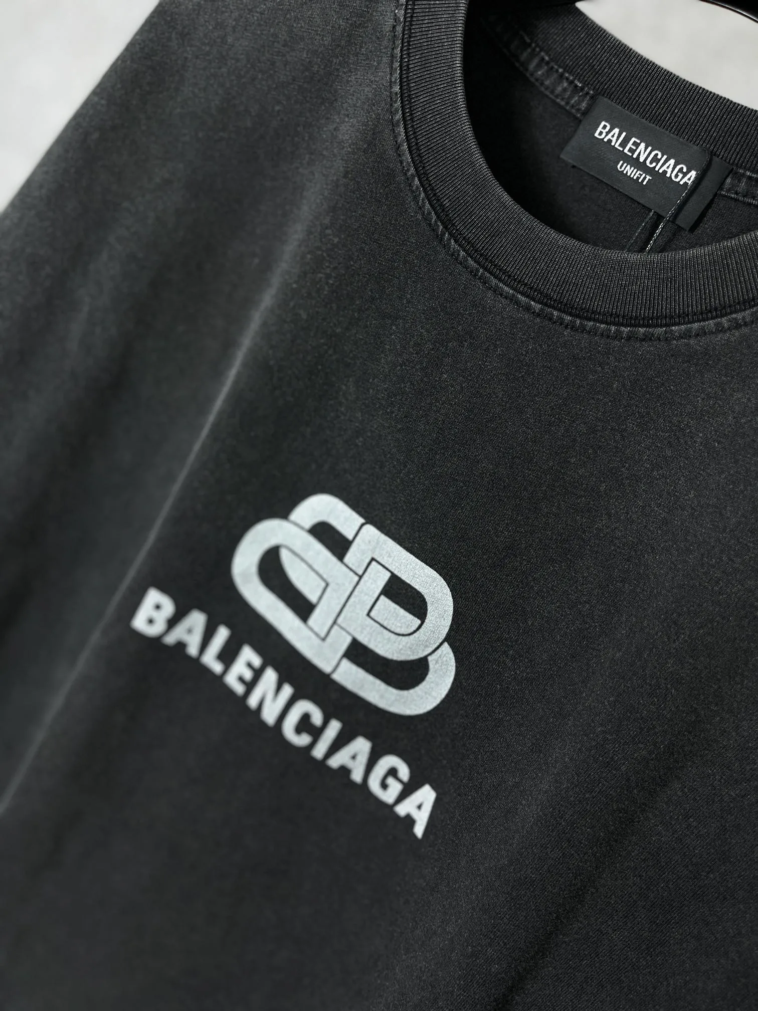 🅿️170 real photos [Top version. Official website quality] BALENCI*GA/Paris BALENCI*GA# Classic LOGO lock printed washed short-sleeved T-shirt. Brick cabinet synchronization. The fabric is made of Paris ZP custom-woven and dyed 100% cotton double yarn compact cotton. The weight is 260 grams. The cloth surface is clean. The cloth pattern is clear. Soft and comfortable. The color fastness is good. It is not easy to change color. The threads are woven and dyed with no color difference. The printing uses imported environmentally friendly glue, which has a three-dimensional effect and no burrs. Restore brick cabinet. The version adopts OS loose shoulder version. Same style for men and women. Code: BL223052 Color: washed black Size: XS S M L