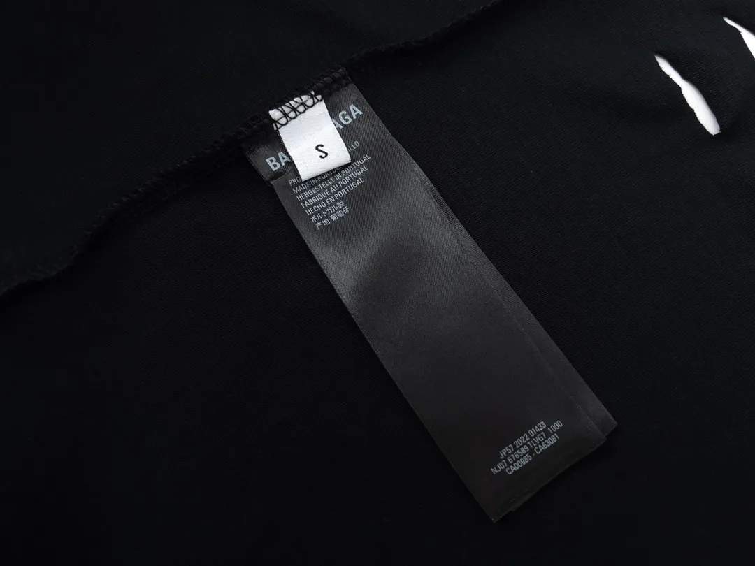 🅿️166 Detailed picture [Top version. Official website quality] BALENCI*GA/Paris. Classic letter LOGO printed ready-to-wear, washed, distressed, hole-cut, short-sleeved T-shirt. Brick cabinet synchronization. The fabric is made of Paris ZP custom-woven and dyed 100% cotton double yarn compact cotton. The weight is 260 grams, the cloth surface is clean. The cloth pattern is clear, soft and comfortable. The threads are dyed with no color difference. The classic pattern is printed with environmentally friendly imported materials, straight cracks and cracked glue. Precision printing screen, the letters are clear and the effect is three-dimensional. Restored brick cabinet. Ready-made garments are washed and worn, many people grind and cut them by hand. They are produced with heavy craftsmanship. Different market currency. Welcome to compare. The version adopts OS loose shoulder version. Same style for men and women. Coding: BL223033 Color: black, white, dark coffee, purple, lake blue, red, army green Size: XS to L