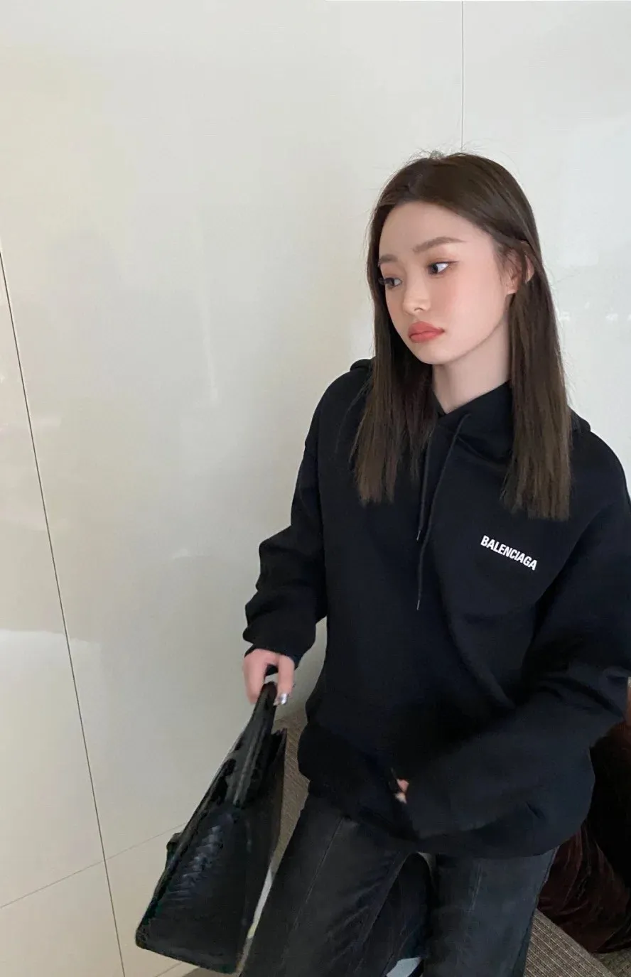 ♻️💯Reference model picture for the upper body❤️The top version of BALENCIAGA with large LOGO basic letters on the back, pure cotton loose, same style for men and women, high-end hooded sweatshirt, the god of simplicity in Paris, a volume sought after by many stars. Lisa’s favorite basic short-sleeved Paris style, which has a very high appearance rate. Wear alone, paired with jeans, shorts, and sweatpants, it's a versatile style. Xiaohongshu, a hot item on INS, a must-have for Paris fans.  The printing uses white glue as a base, coupled with Kornit direct injection, which ensures the anchorage of the printing and machine washing without any pressure. However, everyone should pay attention to something. The printing of this model is not thick glue, and the printing surface is not shiny. Please pay attention to the importance of version. Don't make a pattern based on the pictures. If you don't have the original version, you won't be able to make it look one to one like the original version. At most, you can just make a look. It's just a piece of clothing without a soul. The fabric is made of 480g combed cotton terry fabric, and the threads and fabric are custom-woven and dyed in the same style, with no color difference.  A complete set of customized tags, collar tags, washed, plastic bags, and most importantly, a complete set of bags, tag codes, and codes are all authentic.  Color: Black Size: XS-L P:450