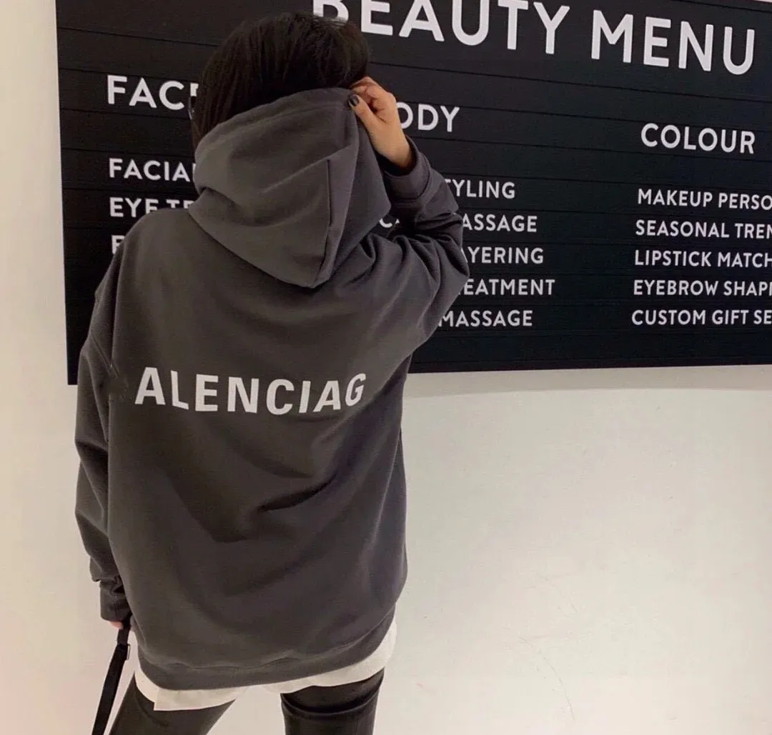 ♻️💯Reference model picture for the upper body❤️The top version of BALENCIAGA with large LOGO basic letters on the back, pure cotton loose, same style for men and women, high-end hooded sweatshirt, the god of simplicity in Paris, a volume sought after by many stars. Lisa’s favorite basic short-sleeved Paris style, which has a very high appearance rate. Wear alone, paired with jeans, shorts, and sweatpants, it's a versatile style. Xiaohongshu, a hot item on INS, a must-have for Paris fans.  The printing uses white glue as a base, coupled with Kornit direct injection, which ensures the anchorage of the printing and machine washing without any pressure. However, everyone should pay attention to something. The printing of this model is not thick glue, and the printing surface is not shiny. Please pay attention to the importance of version. Don't make a pattern based on the pictures. If you don't have the original version, you won't be able to make it look one to one like the original version. At most, you can just make a look. It's just a piece of clothing without a soul. The fabric is made of 480g combed cotton terry fabric, and the threads and fabric are custom-woven and dyed in the same style, with no color difference.  A complete set of customized tags, collar tags, washed, plastic bags, and most importantly, a complete set of bags, tag codes, and codes are all authentic.  Color: Black Size: XS-L P:450