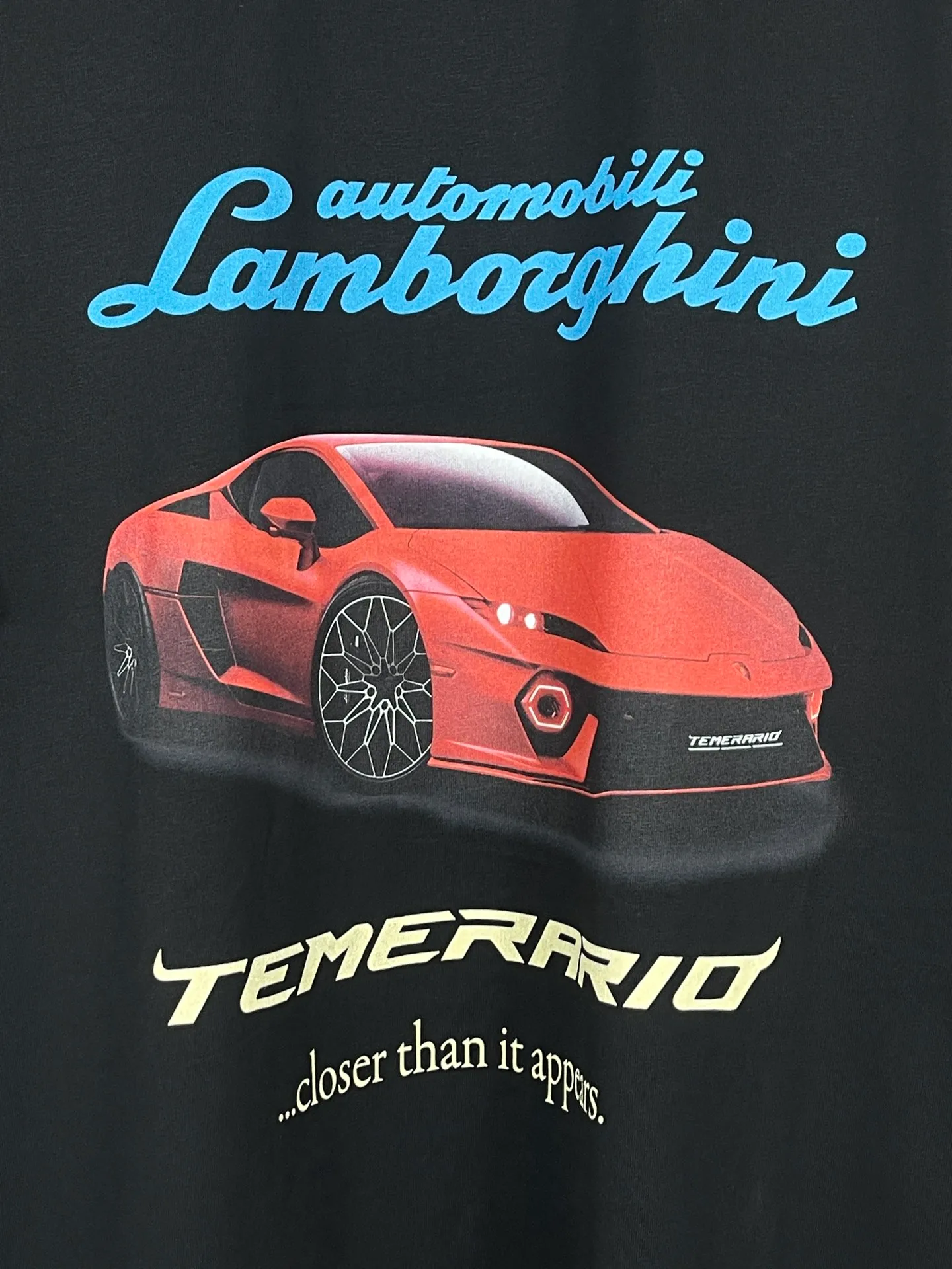 🅿️190 real photos [Top version. Official website quality] BALENCI*GA/Paris co-branded Lamborghini Lamborghini front and back left and right sleeves direct-injection printed short-sleeved T-shirt # SS25 latest model. Research and development at the first time, different market currencies. Comparisons welcome. The fabric is made of Paris ZP custom-woven and dyed cotton double yarn. Weighing 260 grams, the cloth surface is clean. The cloth pattern is clear, soft and comfortable. The threads are dyed with no color difference. Printing adopts computer direct printing. The pattern letters are clear, three-dimensional and without burrs. Jubie market produces pictures based on pictures. Welcome to compare. The version adopts OS loose shoulder design. Same style for men and women. Code: BL253630 Color: white gray, black, apricot Size: XS S M L