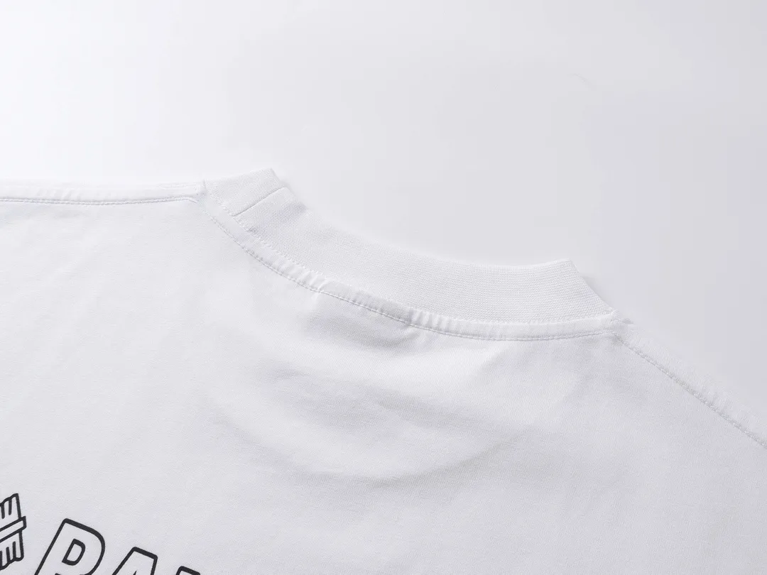 🅿️170 real shots [Top version. Official website quality] BALENCI*GA/Paris.SS25 latest model. The new LOGO monogram is printed on the front and back of the short-sleeved T-shirt. The brick cabinet is synchronized. It is developed at the first time and the fabric is made of Paris ZP custom-woven and dyed cotton double yarn. Weighing 260 grams, the cloth surface is clean. The cloth pattern is clear, soft and comfortable. The threads are dyed with no color difference. The printing is made of environmentally friendly imported materials. The letters are clear and the effect is three-dimensional. The version adopts OS loose shoulder design. Same style for men and women. Code: BL223619 Color: black, white Size: XS S M L