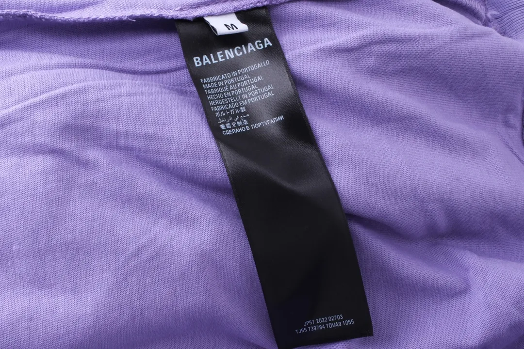 🅿️396 Detailed picture [Top version. Official website quality] BALENCI*GA/Paris. Classic style. 22SS #BALENCI*GA# Artistic ripped hole and velvet inner two-piece hooded sweatshirt. Autumn and winter brick cabinets are synchronized. Welcome to compare. The fabric is made of Paris ZP custom-woven and dyed cotton double yarn David coat with velvet lining. The fabric pattern is clear, soft and comfortable. The threads are woven and dyed with no color difference. The classic letter LOGO adopts precision stencils, imported environmentally friendly rubber paddles, and turtle crack printing, with a three-dimensional effect. Garment positioning art is worn with holes, and the hem is threaded. The brim of the hat and the bag mouth are hand-worn vintage. Restore the brick cabinet, and the version adopts the OS loose shoulder version. Same style for men and women Coding: BL238001 Color: Black. White. Hulan. Brown. Dark green. Burgundy. Purple Size: XS to L