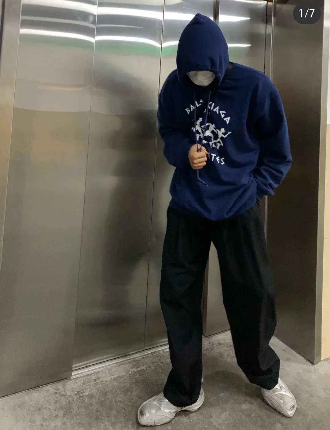 ♻️💯Reference model picture for the upper body❤️The top tested version Balenciaga BALENCIAGA running men's running marathon pure cotton loose loose men's and women's couple's same style autumn and winter hoodie hooded sweatshirt. The printing uses imported glue, high-coverage screen printing technology, high printing accuracy, and no tooth edges. Neat, refreshing, and clear texture. The fabric is made of 480g combed cotton fabric, which is full of drape! Color: Black White Dark Blue Size: XS-L P:450