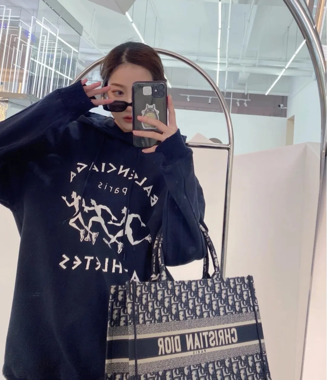 ♻️💯Reference model picture for the upper body❤️The top tested version Balenciaga BALENCIAGA running men's running marathon pure cotton loose loose men's and women's couple's same style autumn and winter hoodie hooded sweatshirt. The printing uses imported glue, high-coverage screen printing technology, high printing accuracy, and no tooth edges. Neat, refreshing, and clear texture. The fabric is made of 480g combed cotton fabric, which is full of drape! Color: Black White Dark Blue Size: XS-L P:450
