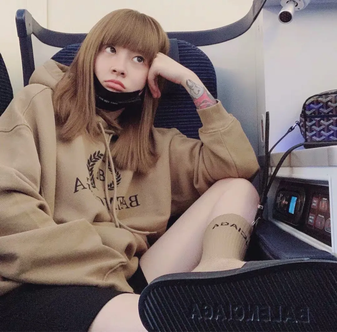 ♻️💯Reference model picture for the upper body❤️The top tested version of Balenciaga's classic wheat ear hooded sweatshirt. It is made of 480g pure cotton double yarn terry fabric, which is thick and textured. It is made of high-density knitted fabric technology. It is firm and elastic, with high suppleness and skin-friendliness. It feels soft and delicate, does not shrink or deform, and the upper body is crisp and stylish. It is different from the cheap soft couch fabrics with low weight and low count on the market.  Ultra-high-level workmanship, every detail shows a sense of luxury, and the original three-dimensional cutting process creates a perfect fit. The OS loose shoulder style accommodates all body types. It is a truly versatile style that looks slim and good-looking for both men and women.  The brushed classic wheat ear letter print has high fastness and will not crack or fall off. The classic pattern will never go out of style. Multiple colors are available, and every color is beautiful!  Color: Khaki Size: XS-L P:420