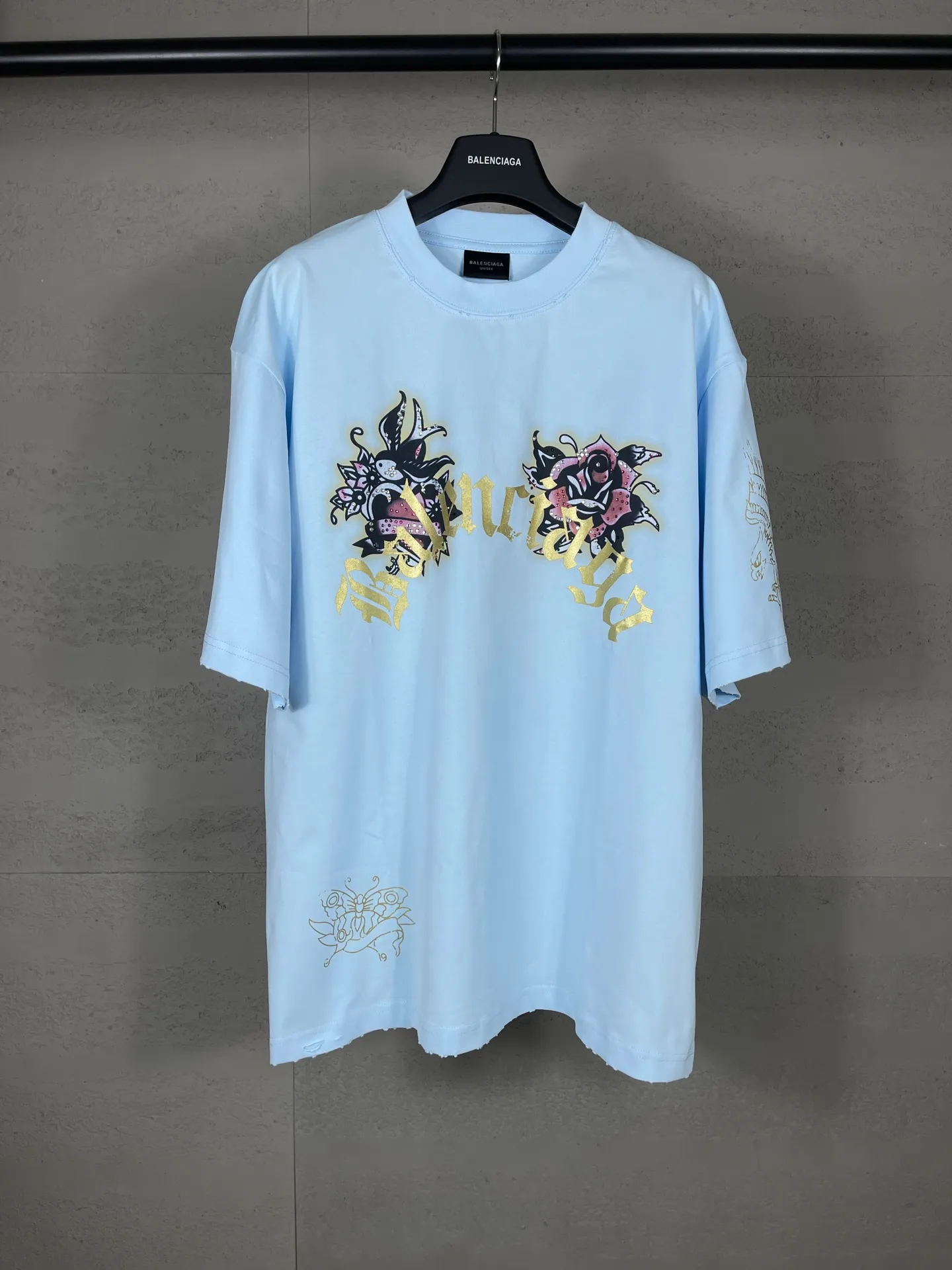 🅿️220 real photos [Top version. Official website quality] BALENCI*GA/25 new model. The front is directly printed with tacky tattoo art work, the right sleeve is printed with graphics, and the front and back are rhinestoned. Ready-to-wear distressed short-sleeved T-shirt # SS25 latest style. Research and development at the first time, different market currencies. Comparisons welcome. The fabric is made of Paris ZP custom-woven and dyed cotton double yarn. Weighing 260 grams, the cloth surface is clean. The cloth pattern is clear, soft and comfortable. The threads are dyed with no color difference. Printing adopts computer direct printing. The front and back pieces are hot-drilled. The garments are washed and worn to make them look old. Jubie market currency. Welcome to compare. The version adopts OS loose shoulder design. Same style for men and women. Code: BL253676 Color: black, light blue Size: XS S M L