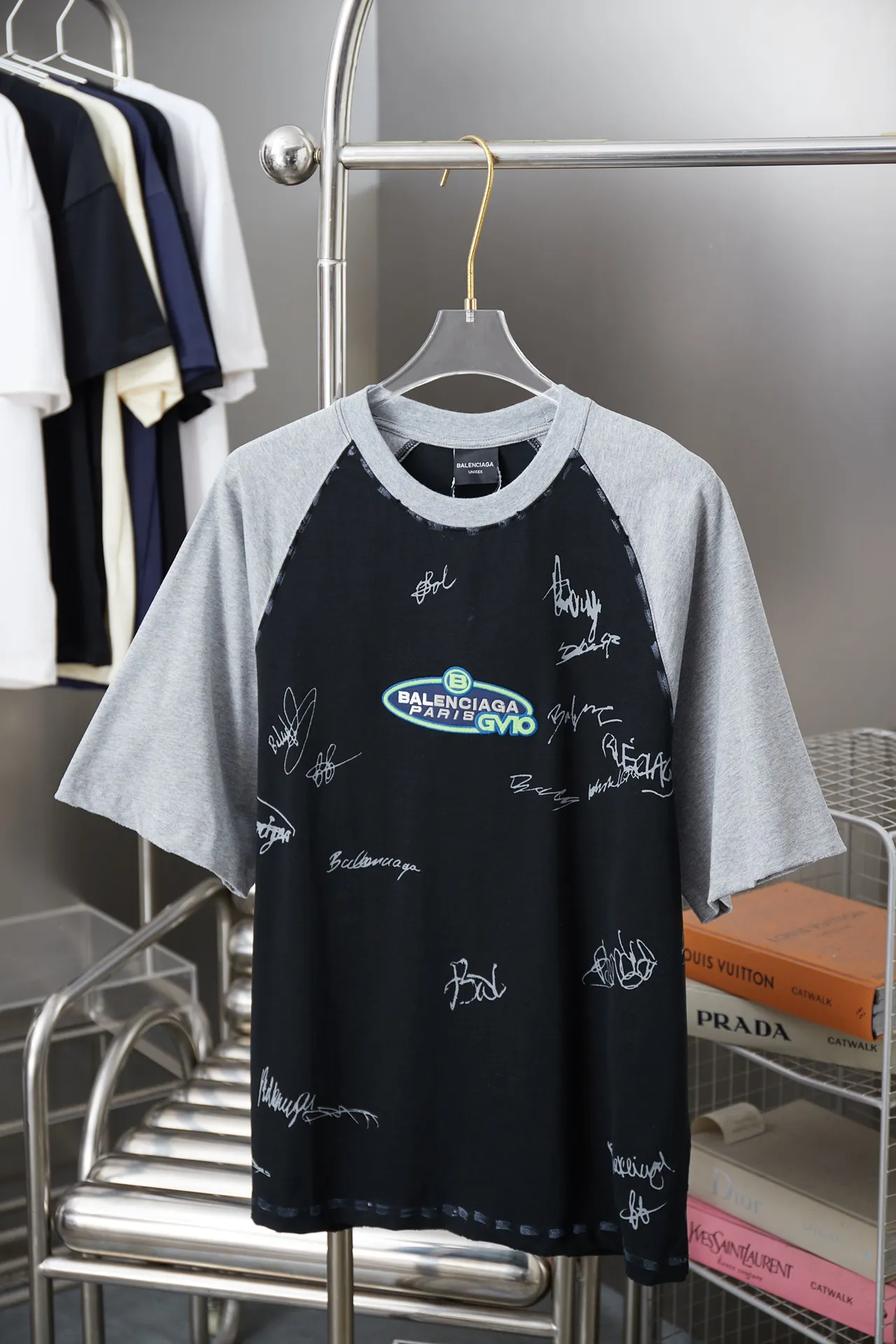 🅿️210 BALELE Balenciaga 25SS early spring new style Contrast color splicing letter logo embroidered short sleeves Light luxury essential item for daily commuting for men and women Correct version Welcome to compare Detailed features · 320g 100% pure cotton double yarn jersey fabric · Custom dyed in the same cylinder, special thickened 32 count double-strand 1X1 thread · Letter logo embroidery · Contrast color stitching on the sleeves · Double-needle sewing and cross-seam technology · Original main mark, washed tag, brand moisture-proof paper packaging Color: white/black/yellow Size: S/M/L/XL