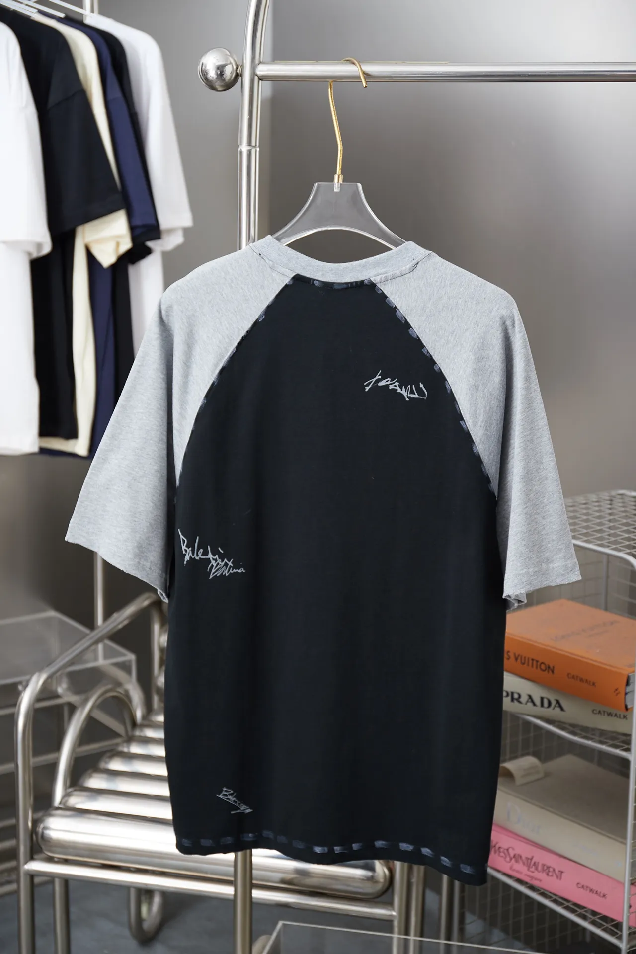 🅿️210 BALELE Balenciaga 25SS early spring new style Contrast color splicing letter logo embroidered short sleeves Light luxury essential item for daily commuting for men and women Correct version Welcome to compare Detailed features · 320g 100% pure cotton double yarn jersey fabric · Custom dyed in the same cylinder, special thickened 32 count double-strand 1X1 thread · Letter logo embroidery · Contrast color stitching on the sleeves · Double-needle sewing and cross-seam technology · Original main mark, washed tag, brand moisture-proof paper packaging Color: white/black/yellow Size: S/M/L/XL