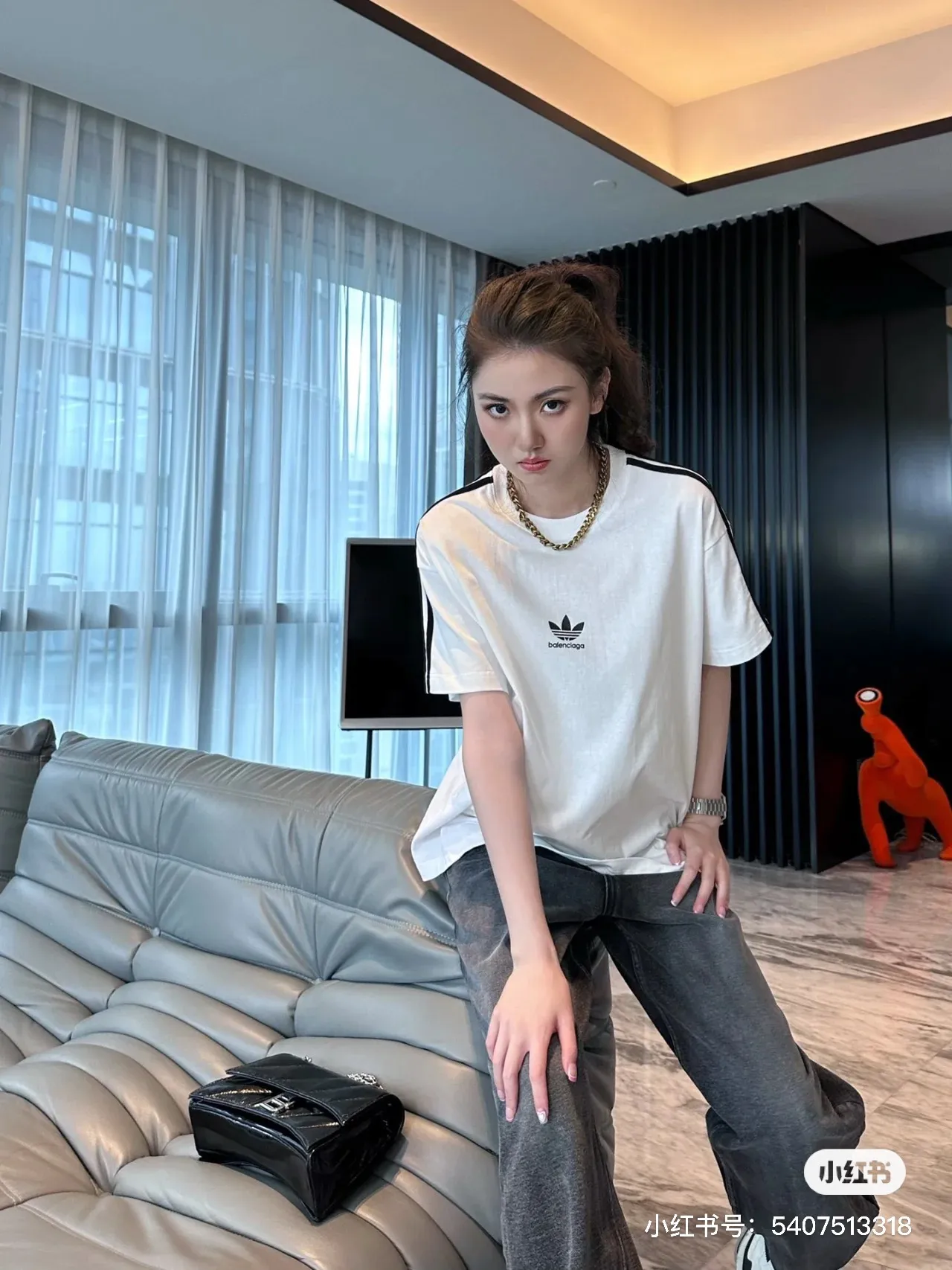 ♻️💯Reference model picture for the upper body❤️Top tested version 𝐁A𝐋EN𝐂IA𝐆A/Balenciaga three-ribbon classic co-branded T-shirt Fabric: Double yarn 32 counts 240 grams - counter synchronization #The highest version on the market The original development of custom-woven fabrics is washed and treated. The texture is full of thickness. The texture is different from market products. Highly restored. #Original mold opening. Use imported elliptical machine printing. Each print is aligned neatly. No burrs. Hand-printed front and rear panels. Precision mesh production screen. Imported environmentally friendly slurry scraping. Letters are clearly restored. Letter spacing. The size is consistent with the original version. Highly restored 23ss. Best-selling model on the market. Same style for men and women. Size: xs s m l Color: black white P: 290