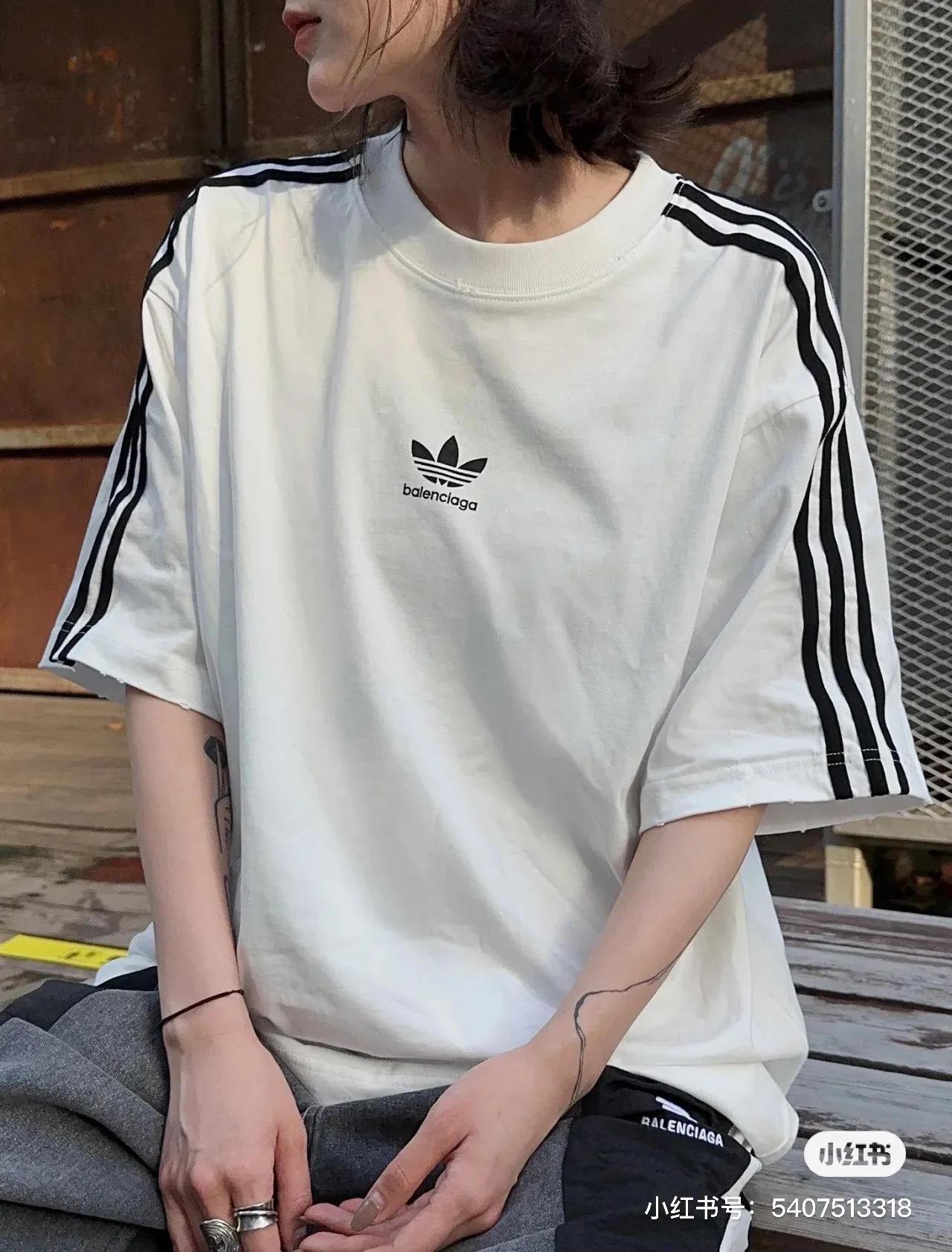 ♻️💯Reference model picture for the upper body❤️Top tested version 𝐁A𝐋EN𝐂IA𝐆A/Balenciaga three-ribbon classic co-branded T-shirt Fabric: Double yarn 32 counts 240 grams - counter synchronization #The highest version on the market The original development of custom-woven fabrics is washed and treated. The texture is full of thickness. The texture is different from market products. Highly restored. #Original mold opening. Use imported elliptical machine printing. Each print is aligned neatly. No burrs. Hand-printed front and rear panels. Precision mesh production screen. Imported environmentally friendly slurry scraping. Letters are clearly restored. Letter spacing. The size is consistent with the original version. Highly restored 23ss. Best-selling model on the market. Same style for men and women. Size: xs s m l Color: black white P: 290