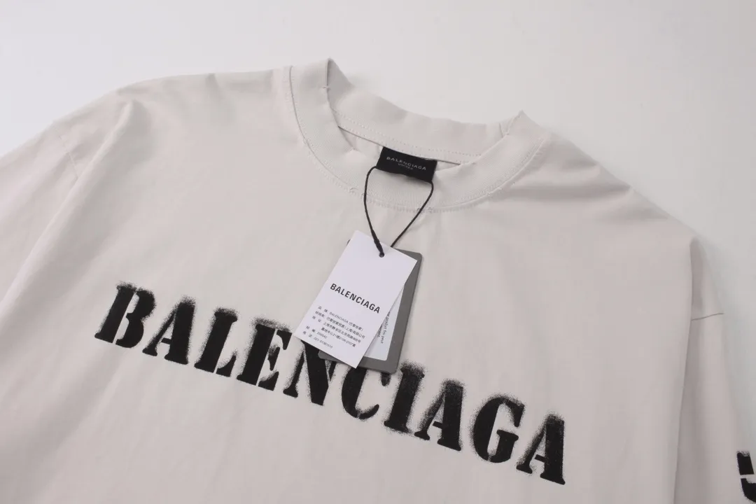 🅿️216 Real photos [Top version. Official website quality] BALENCI*GA/Paris. 2024 new style blurred letter LOGO printed ready-to-wear worn long-sleeved T-shirt. Brick cabinets are synchronized. Genuine products are developed at the first time, and you can print and compare! The fabric is made of Paris ZP custom-woven and dyed cotton double yarn. Weighing 260 grams, the cloth surface is clean. The cloth pattern is clear, soft and comfortable. The threads are dyed with no color difference. The classic LOGO is printed with environmentally friendly imported materials and dot direct printing technology, with a three-dimensional effect. Restored brick cabinet. Ready-made clothes are worn and worn, different market currency, welcome to compare, the version adopts OS loose shoulder version. Same style for men and women Coding: BL225038 Color: black, off-white Size: XS S M L