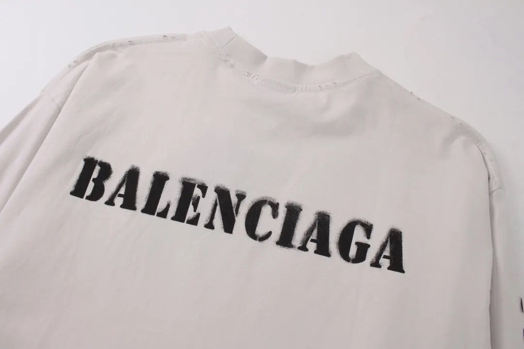 🅿️216 Real photos [Top version. Official website quality] BALENCI*GA/Paris. 2024 new style blurred letter LOGO printed ready-to-wear worn long-sleeved T-shirt. Brick cabinets are synchronized. Genuine products are developed at the first time, and you can print and compare! The fabric is made of Paris ZP custom-woven and dyed cotton double yarn. Weighing 260 grams, the cloth surface is clean. The cloth pattern is clear, soft and comfortable. The threads are dyed with no color difference. The classic LOGO is printed with environmentally friendly imported materials and dot direct printing technology, with a three-dimensional effect. Restored brick cabinet. Ready-made clothes are worn and worn, different market currency, welcome to compare, the version adopts OS loose shoulder version. Same style for men and women Coding: BL225038 Color: black, off-white Size: XS S M L