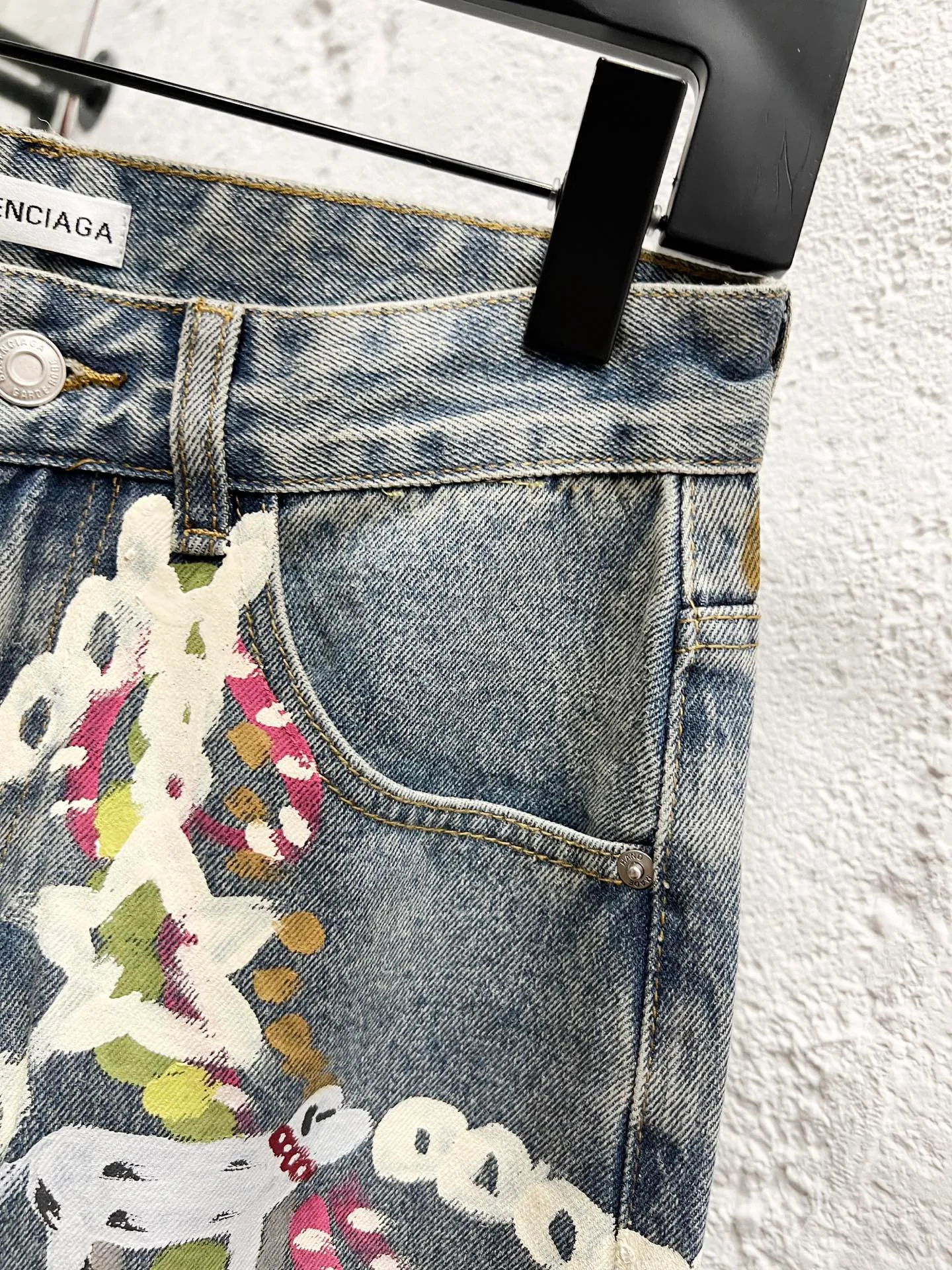 🅿️260 Style number: H943 Balenciaga & BALENCIAGA SS25 1981M distressed washed candy chain 3D printed jeans for men and women, blue, top ceiling quality, styles with different washed textures, very friendly to people with thin legs and thick legs, the straight and slim version is very flattering to the leg shape, timeless and moderate length, easy to match with casual, basic styling for various styles, a must-have in the wardrobe! The fabric is stiff but also makes the upper body soft without losing texture. The washing process is even more perfect. It is a must-have item for everyone! ! ! Washed wheat, hang tag, pants label, three labels complete Color: blue Size: 28, 30, 32, 34, 36
