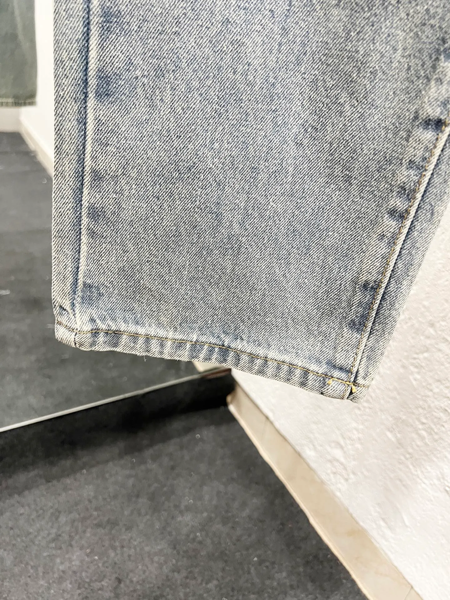🅿️260 Style number: H943 Balenciaga & BALENCIAGA SS25 1981M distressed washed candy chain 3D printed jeans for men and women, blue, top ceiling quality, styles with different washed textures, very friendly to people with thin legs and thick legs, the straight and slim version is very flattering to the leg shape, timeless and moderate length, easy to match with casual, basic styling for various styles, a must-have in the wardrobe! The fabric is stiff but also makes the upper body soft without losing texture. The washing process is even more perfect. It is a must-have item for everyone! ! ! Washed wheat, hang tag, pants label, three labels complete Color: blue Size: 28, 30, 32, 34, 36