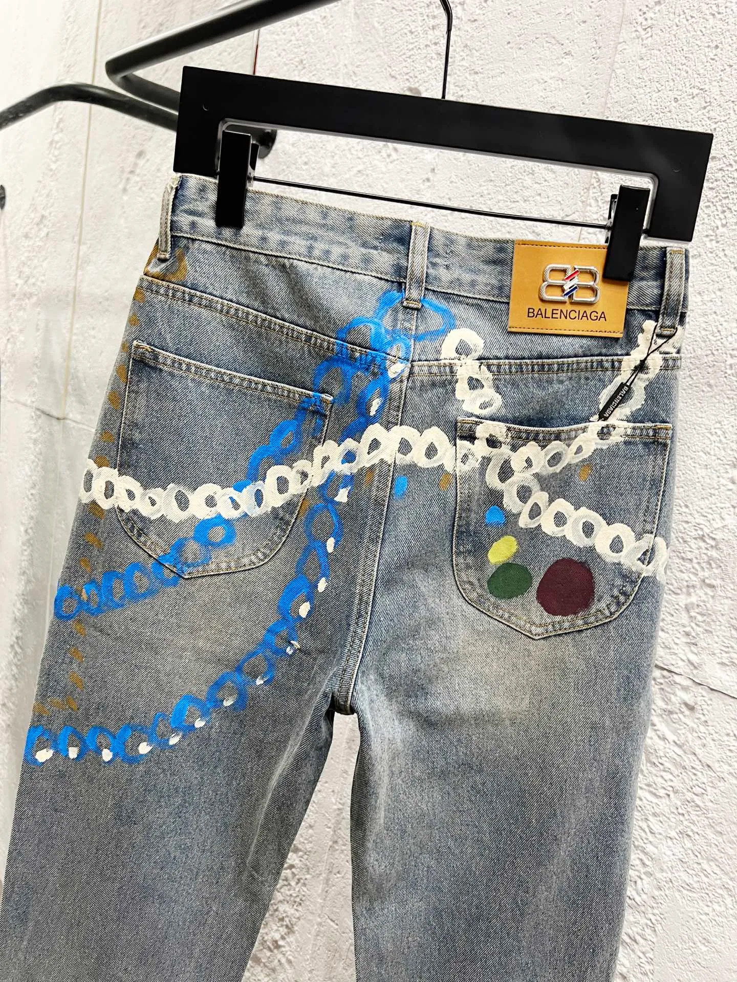 🅿️260 Style number: H943 Balenciaga & BALENCIAGA SS25 1981M distressed washed candy chain 3D printed jeans for men and women, blue, top ceiling quality, styles with different washed textures, very friendly to people with thin legs and thick legs, the straight and slim version is very flattering to the leg shape, timeless and moderate length, easy to match with casual, basic styling for various styles, a must-have in the wardrobe! The fabric is stiff but also makes the upper body soft without losing texture. The washing process is even more perfect. It is a must-have item for everyone! ! ! Washed wheat, hang tag, pants label, three labels complete Color: blue Size: 28, 30, 32, 34, 36