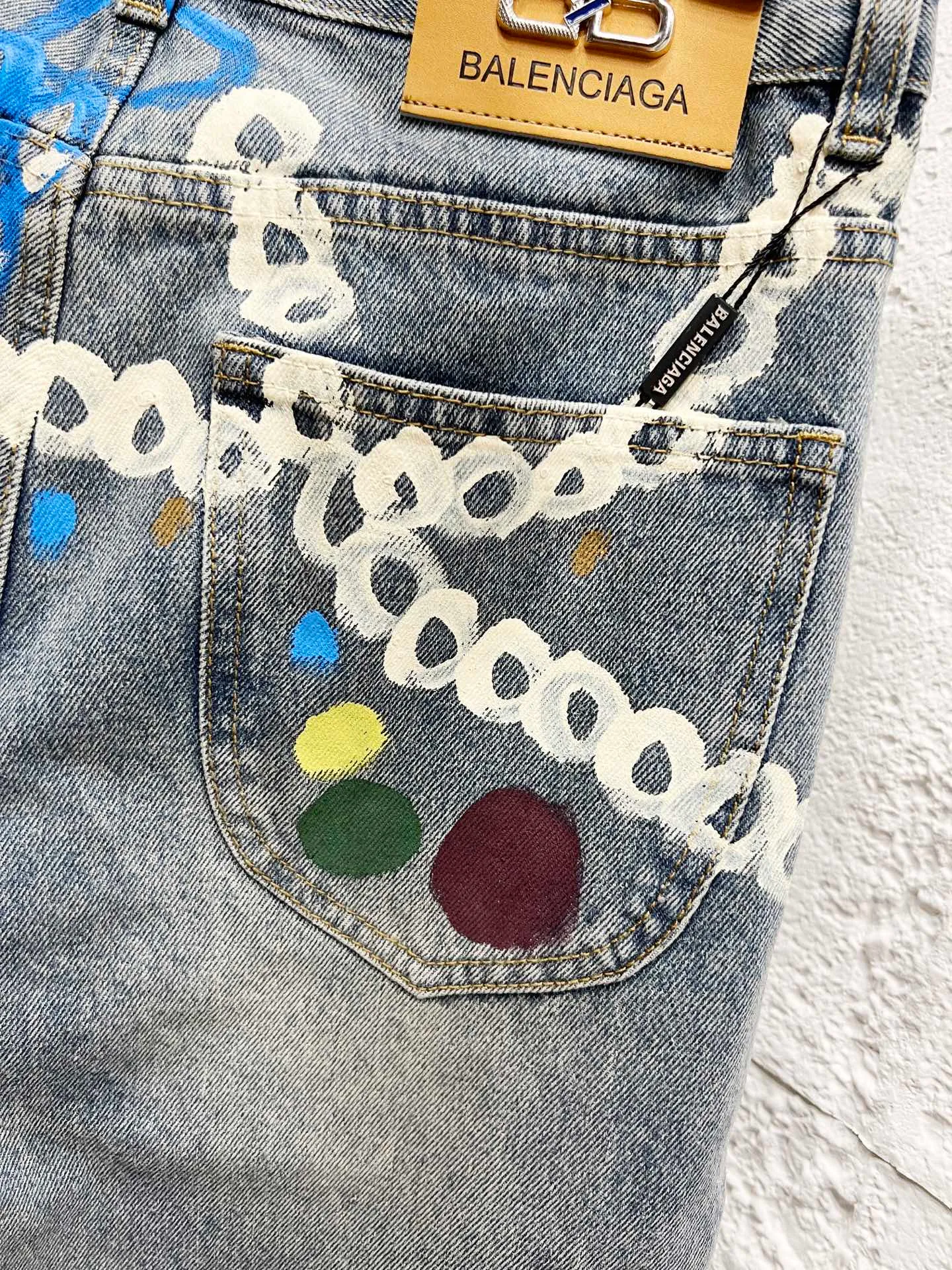 🅿️260 Style number: H943 Balenciaga & BALENCIAGA SS25 1981M distressed washed candy chain 3D printed jeans for men and women, blue, top ceiling quality, styles with different washed textures, very friendly to people with thin legs and thick legs, the straight and slim version is very flattering to the leg shape, timeless and moderate length, easy to match with casual, basic styling for various styles, a must-have in the wardrobe! The fabric is stiff but also makes the upper body soft without losing texture. The washing process is even more perfect. It is a must-have item for everyone! ! ! Washed wheat, hang tag, pants label, three labels complete Color: blue Size: 28, 30, 32, 34, 36