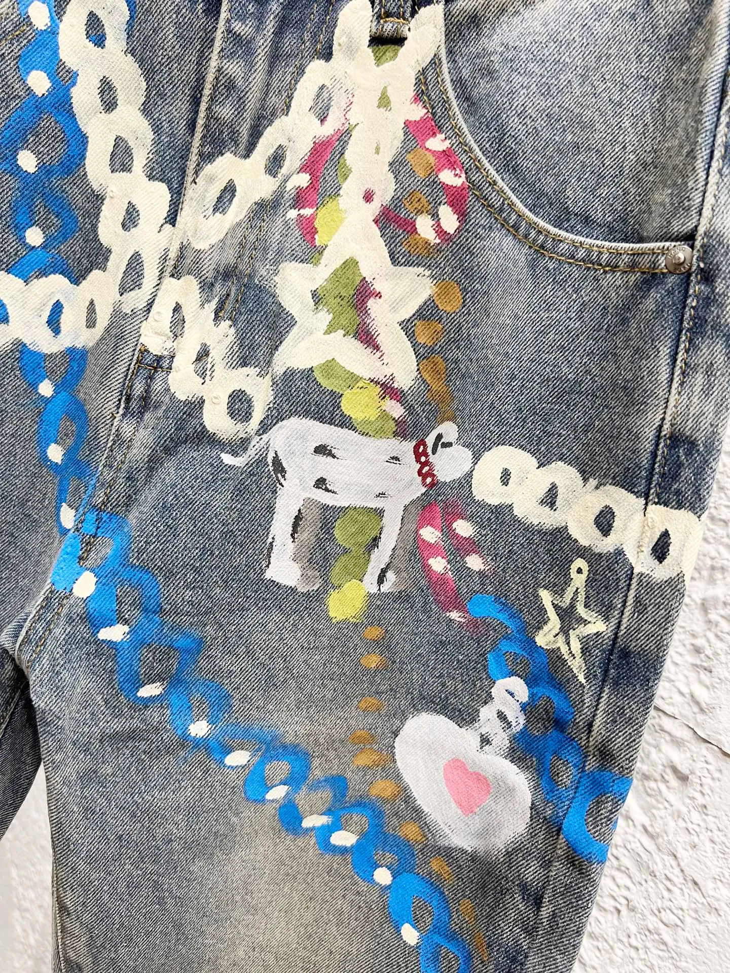 🅿️260 Style number: H943 Balenciaga & BALENCIAGA SS25 1981M distressed washed candy chain 3D printed jeans for men and women, blue, top ceiling quality, styles with different washed textures, very friendly to people with thin legs and thick legs, the straight and slim version is very flattering to the leg shape, timeless and moderate length, easy to match with casual, basic styling for various styles, a must-have in the wardrobe! The fabric is stiff but also makes the upper body soft without losing texture. The washing process is even more perfect. It is a must-have item for everyone! ! ! Washed wheat, hang tag, pants label, three labels complete Color: blue Size: 28, 30, 32, 34, 36