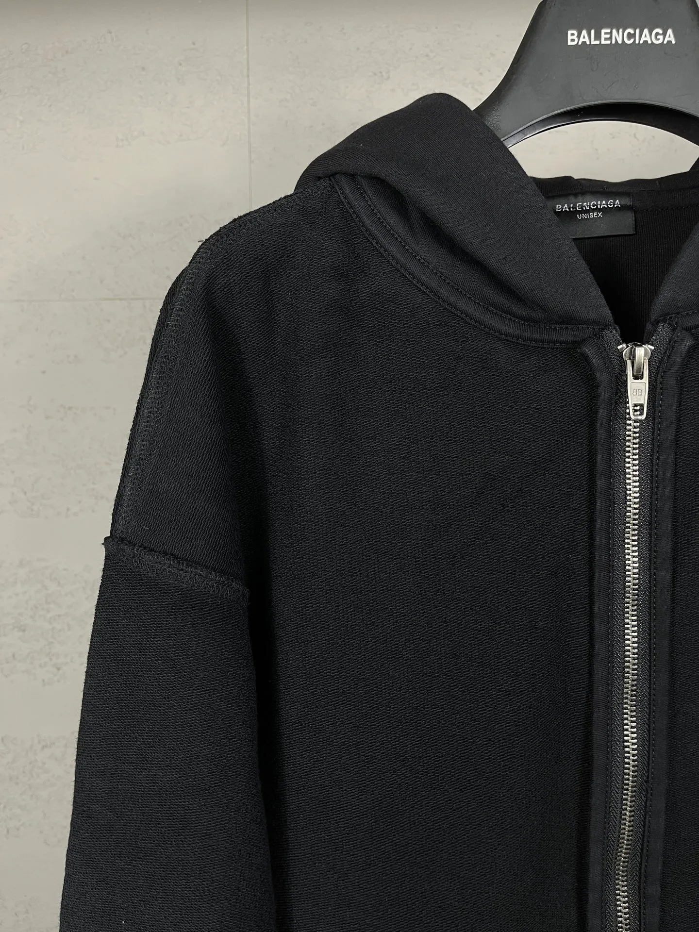 🅿️360 real photos [Top version. Official website quality] BALENCI*GA/2025 new Paris classic LOGO reverse embroidery, washed, distressed, worn, zipper cardigan, hooded sweatshirt. The ready-made garments are stitched on the reverse side and washed, with a full sense of design. Comparisons are welcome. The fabric is made of Paris ZP custom-woven and dyed cotton sweatshirts. Weighing 460 grams, the cloth surface is clean. The cloth pattern is clear, soft and comfortable. The threads are dyed with no color difference. The classic letter LOGO is embroidered on the reverse using an imported Tajima embroidery machine. The effect is three-dimensional. Restore brick cabinet, adopt OS loose shoulder style. Same style for men and women. Code: BL259951 Color: washed black, size: XS S M L
