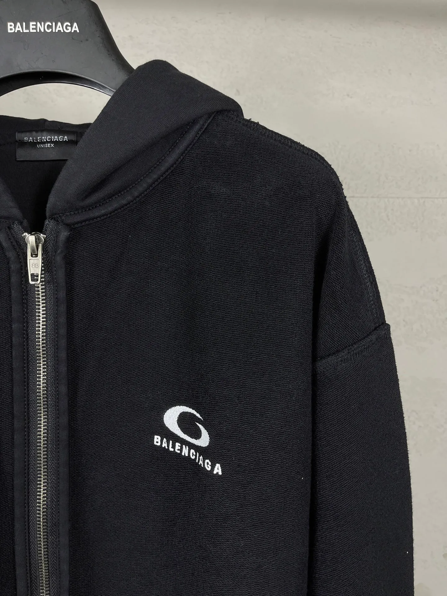 🅿️360 real photos [Top version. Official website quality] BALENCI*GA/2025 new Paris classic LOGO reverse embroidery, washed, distressed, worn, zipper cardigan, hooded sweatshirt. The ready-made garments are stitched on the reverse side and washed, with a full sense of design. Comparisons are welcome. The fabric is made of Paris ZP custom-woven and dyed cotton sweatshirts. Weighing 460 grams, the cloth surface is clean. The cloth pattern is clear, soft and comfortable. The threads are dyed with no color difference. The classic letter LOGO is embroidered on the reverse using an imported Tajima embroidery machine. The effect is three-dimensional. Restore brick cabinet, adopt OS loose shoulder style. Same style for men and women. Code: BL259951 Color: washed black, size: XS S M L