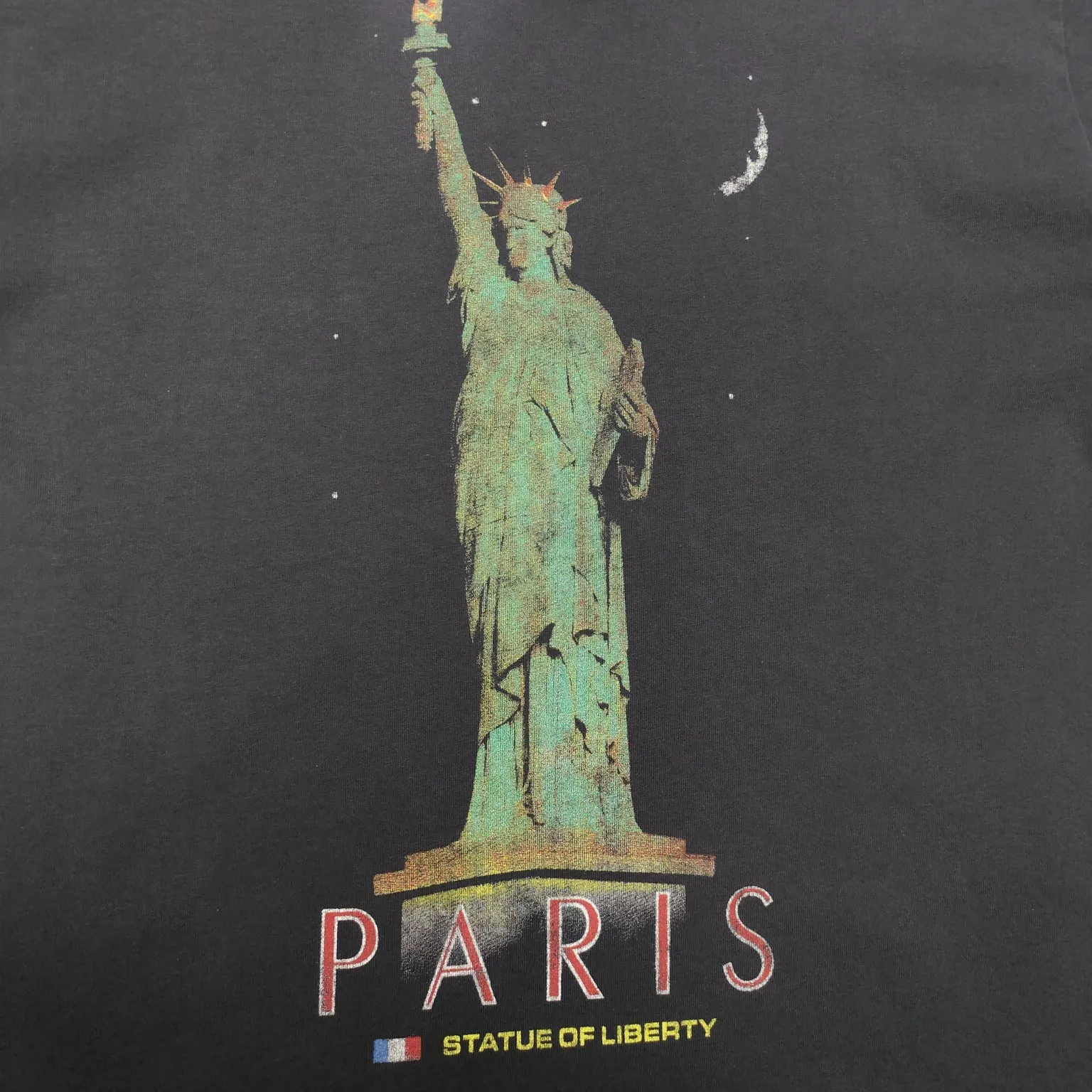 [New] Top version - BALENCIAGA - Statue of Liberty printed short-sleeved T-shirt. The original development of custom-woven fabric technology and washing treatment. High-gram weight 300-gram fabric, full texture, clean cloth surface, soft and comfortable. Solona thread dyeing has no color difference. The fabric uses a plain weave structure made of thicker yarns and has a retro style. Plain weave is a basic fabric structure characterized by frequent interweaving of warp and weft yarns. The fabric has a smooth appearance, clear texture, and a relatively light feel. Ready-to-wear garments are generally washable and comfortable to wear. The front is decorated with the Statue of Liberty. Printing process The Statue of Liberty National Monument, also known as Liberty Enlightening the World, is located on Liberty Island, New York, USA. On the occasion of the 100th anniversary of the founding of the United States, France presented a statue representing freedom. The underside of the statue is transformed into a Paris letter print, which is very symbolic. The design language of Balenciaga has a profound meaning. Graffiti prints are handsome and full of style. Washed and worn hole crafts os drop shoulders and loose version. Same style for men and women. Color: active white black. Size: XS-L P:300