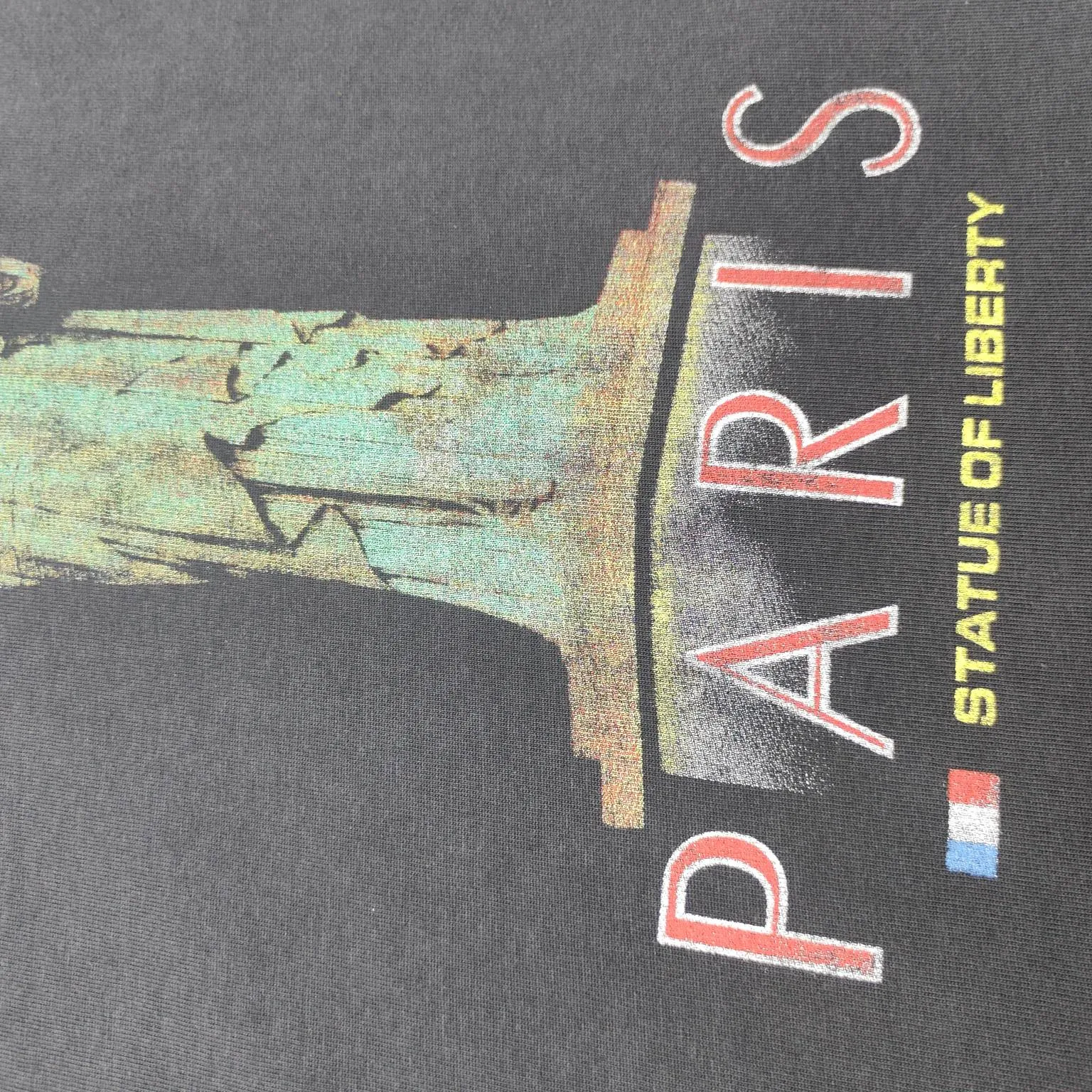 [New] Top version - BALENCIAGA - Statue of Liberty printed short-sleeved T-shirt. The original development of custom-woven fabric technology and washing treatment. High-gram weight 300-gram fabric, full texture, clean cloth surface, soft and comfortable. Solona thread dyeing has no color difference. The fabric uses a plain weave structure made of thicker yarns and has a retro style. Plain weave is a basic fabric structure characterized by frequent interweaving of warp and weft yarns. The fabric has a smooth appearance, clear texture, and a relatively light feel. Ready-to-wear garments are generally washable and comfortable to wear. The front is decorated with the Statue of Liberty. Printing process The Statue of Liberty National Monument, also known as Liberty Enlightening the World, is located on Liberty Island, New York, USA. On the occasion of the 100th anniversary of the founding of the United States, France presented a statue representing freedom. The underside of the statue is transformed into a Paris letter print, which is very symbolic. The design language of Balenciaga has a profound meaning. Graffiti prints are handsome and full of style. Washed and worn hole crafts os drop shoulders and loose version. Same style for men and women. Color: active white black. Size: XS-L P:300