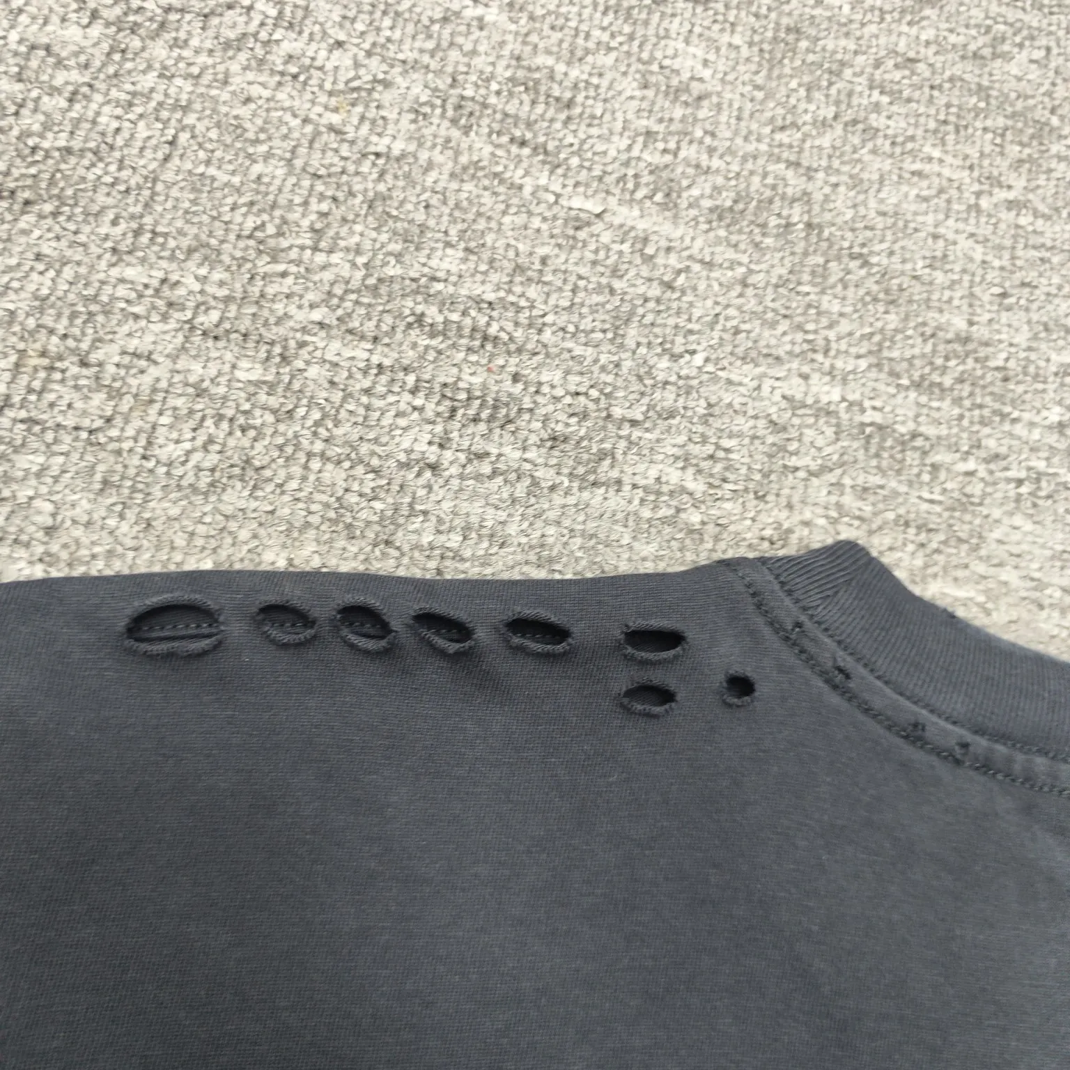 [New] Top version - BALENCIAGA - Statue of Liberty printed short-sleeved T-shirt. The original development of custom-woven fabric technology and washing treatment. High-gram weight 300-gram fabric, full texture, clean cloth surface, soft and comfortable. Solona thread dyeing has no color difference. The fabric uses a plain weave structure made of thicker yarns and has a retro style. Plain weave is a basic fabric structure characterized by frequent interweaving of warp and weft yarns. The fabric has a smooth appearance, clear texture, and a relatively light feel. Ready-to-wear garments are generally washable and comfortable to wear. The front is decorated with the Statue of Liberty. Printing process The Statue of Liberty National Monument, also known as Liberty Enlightening the World, is located on Liberty Island, New York, USA. On the occasion of the 100th anniversary of the founding of the United States, France presented a statue representing freedom. The underside of the statue is transformed into a Paris letter print, which is very symbolic. The design language of Balenciaga has a profound meaning. Graffiti prints are handsome and full of style. Washed and worn hole crafts os drop shoulders and loose version. Same style for men and women. Color: active white black. Size: XS-L P:300