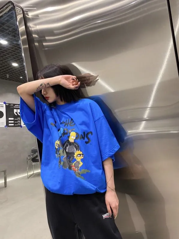 ♻️💯Upper body reference model picture❤️The new top-notch proven version Balenciaga BALENCIAGA The Simpsons cartoon pattern burst pattern pure cotton loose short-sleeved T-shirt for men and women couples. The process uses Korlay printing cracking effect. The front panel printing glue bursting effect uses imported transparent slurry to scrape the bottom to make the printing bursting feel uniform. (PS: If this process is missing, the printing will easily fall off in large areas after cracking.) The embroidery at the hem uses a Tajima embroidery machine imported from Japan, which makes the size and spacing of the letters even, and the hollows of the letters will not be filled. Precise craftsmanship, full of details. The fabric is made of 24S 260g double yarn cotton fabric, brand new, washed, and labeled. Genuine products are consistent and synchronized, and coded authentic products are consistent and synchronized. Top tested version, accurate and flawless.  Color: Black White Yellow Blue Size: XS-L P:260