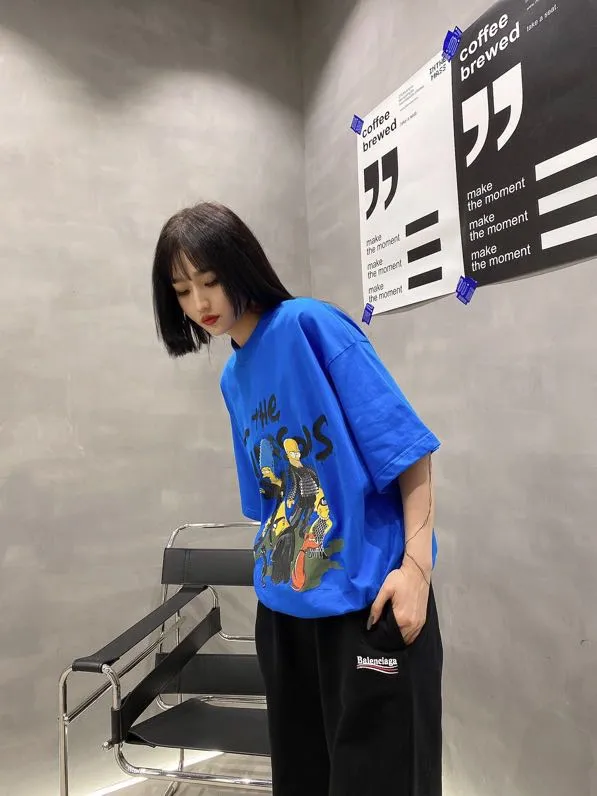 ♻️💯Upper body reference model picture❤️The new top-notch proven version Balenciaga BALENCIAGA The Simpsons cartoon pattern burst pattern pure cotton loose short-sleeved T-shirt for men and women couples. The process uses Korlay printing cracking effect. The front panel printing glue bursting effect uses imported transparent slurry to scrape the bottom to make the printing bursting feel uniform. (PS: If this process is missing, the printing will easily fall off in large areas after cracking.) The embroidery at the hem uses a Tajima embroidery machine imported from Japan, which makes the size and spacing of the letters even, and the hollows of the letters will not be filled. Precise craftsmanship, full of details. The fabric is made of 24S 260g double yarn cotton fabric, brand new, washed, and labeled. Genuine products are consistent and synchronized, and coded authentic products are consistent and synchronized. Top tested version, accurate and flawless.  Color: Black White Yellow Blue Size: XS-L P:260
