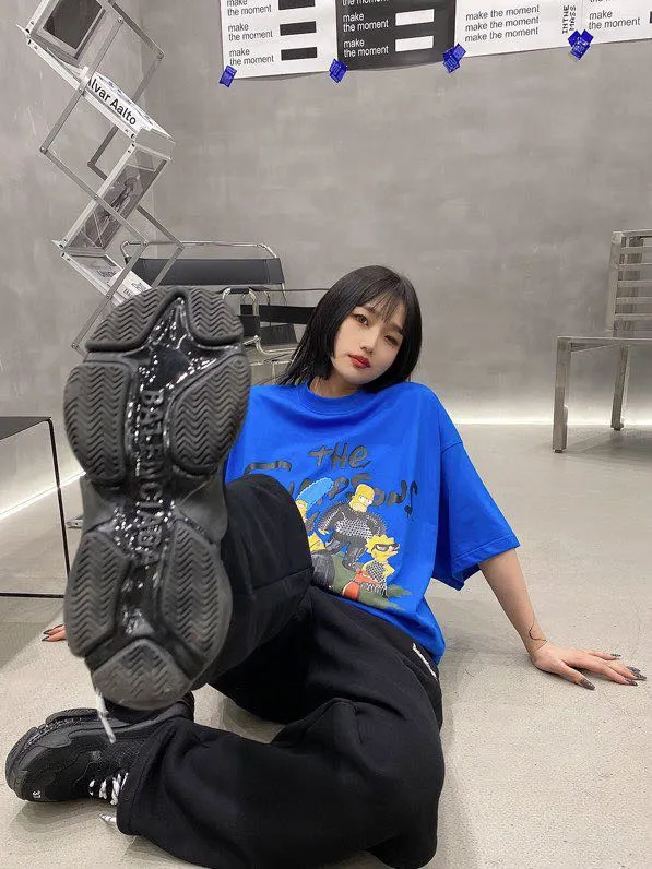 ♻️💯Upper body reference model picture❤️The new top-notch proven version Balenciaga BALENCIAGA The Simpsons cartoon pattern burst pattern pure cotton loose short-sleeved T-shirt for men and women couples. The process uses Korlay printing cracking effect. The front panel printing glue bursting effect uses imported transparent slurry to scrape the bottom to make the printing bursting feel uniform. (PS: If this process is missing, the printing will easily fall off in large areas after cracking.) The embroidery at the hem uses a Tajima embroidery machine imported from Japan, which makes the size and spacing of the letters even, and the hollows of the letters will not be filled. Precise craftsmanship, full of details. The fabric is made of 24S 260g double yarn cotton fabric, brand new, washed, and labeled. Genuine products are consistent and synchronized, and coded authentic products are consistent and synchronized. Top tested version, accurate and flawless.  Color: Black White Yellow Blue Size: XS-L P:260
