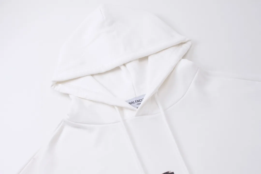 🅿️300 Detailed picture [Top version. Official website quality] BALENCI*GA/Paris. Classic style. BALENCI*GA#phantom BB direct-printed hooded sweatshirt. Brick cabinet synchronization. The fabric is made of Paris ZP custom-woven and dyed cotton sweatshirt. The weight is 450 grams. The cloth surface is clean. The cloth pattern is clear, soft and comfortable. The threads are woven and dyed with no color difference. The classic pattern is printed with Kornit direct-injection printing, which has no hand feel and has a three-dimensional effect that restores the brick cabinet. The version adopts OS loose shoulder design. Same style for men and women. Coding: BL238060 Color: black. White. Size: XS S M L