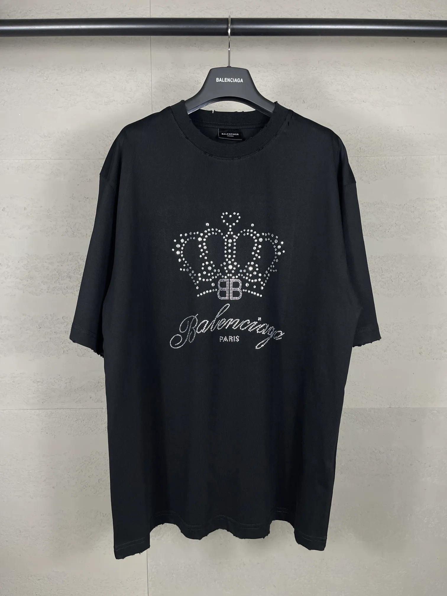 🅿️200 Actual pictures [Top version. Official website quality] BALENCI*GA/Paris BALENCI*GA# New style, classic crown LOGO on the front, hot-drilled, washed and distressed short-sleeved T-shirt. Brick cabinet synchronization. The fabric is made of Paris ZP custom-woven and dyed 100% cotton double yarn compact cotton. The weight is 260 grams, the cloth surface is clean. The cloth pattern is clear. Soft and comfortable. Good color fastness. Not easy to change color. The threads are woven and dyed with no color difference. The front perm is made of imported diamonds, which have good gloss and are not easy to fall off. The finished garments are washed and worn. Jubie market makes goods based on pictures. Comparisons welcome. Restore brick cabinet. The version adopts OS loose shoulder style. Same style for men and women. Code: BL223373 Color: Black Size: XS S M L