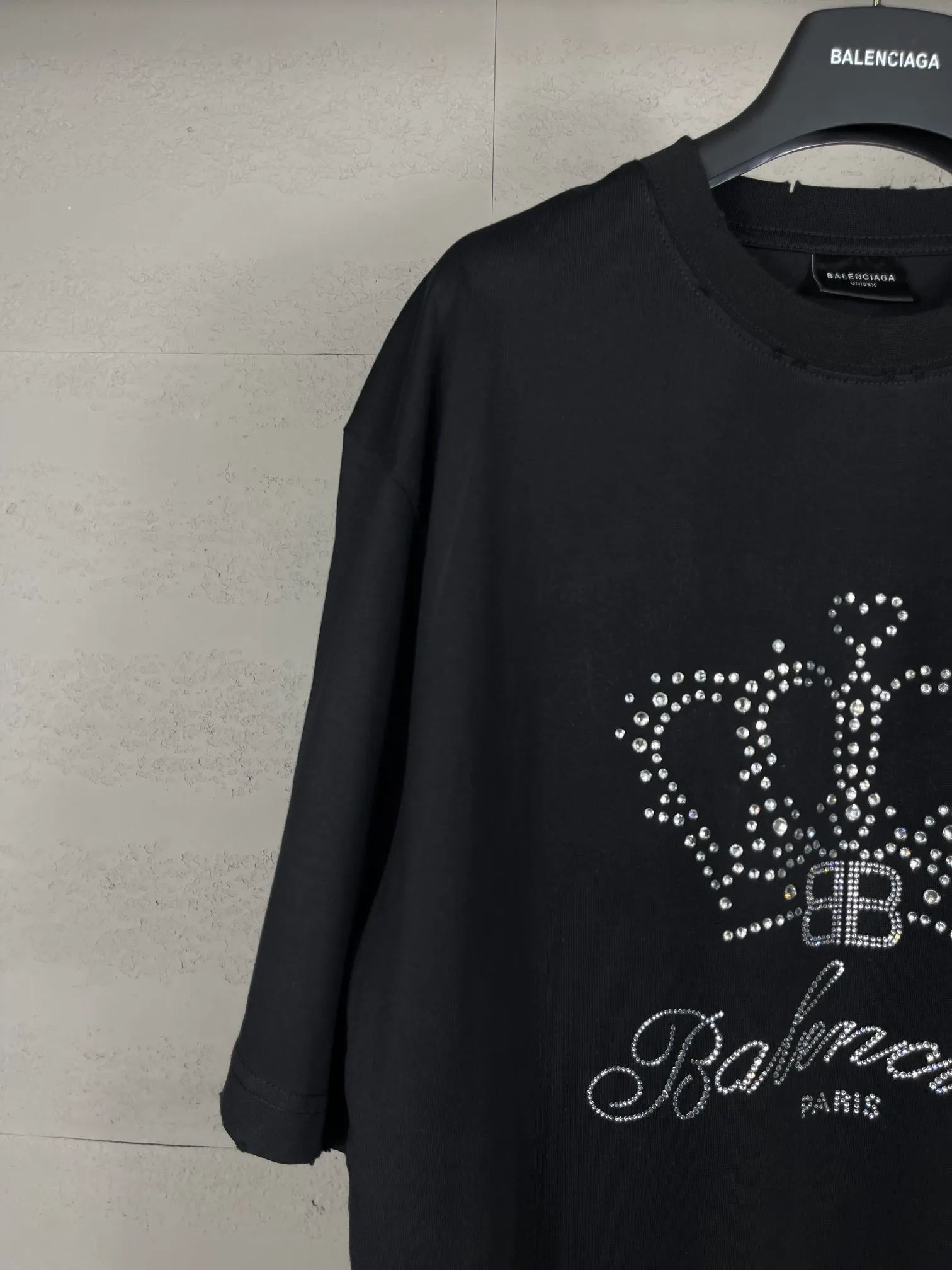 🅿️200 Actual pictures [Top version. Official website quality] BALENCI*GA/Paris BALENCI*GA# New style, classic crown LOGO on the front, hot-drilled, washed and distressed short-sleeved T-shirt. Brick cabinet synchronization. The fabric is made of Paris ZP custom-woven and dyed 100% cotton double yarn compact cotton. The weight is 260 grams, the cloth surface is clean. The cloth pattern is clear. Soft and comfortable. Good color fastness. Not easy to change color. The threads are woven and dyed with no color difference. The front perm is made of imported diamonds, which have good gloss and are not easy to fall off. The finished garments are washed and worn. Jubie market makes goods based on pictures. Comparisons welcome. Restore brick cabinet. The version adopts OS loose shoulder style. Same style for men and women. Code: BL223373 Color: Black Size: XS S M L