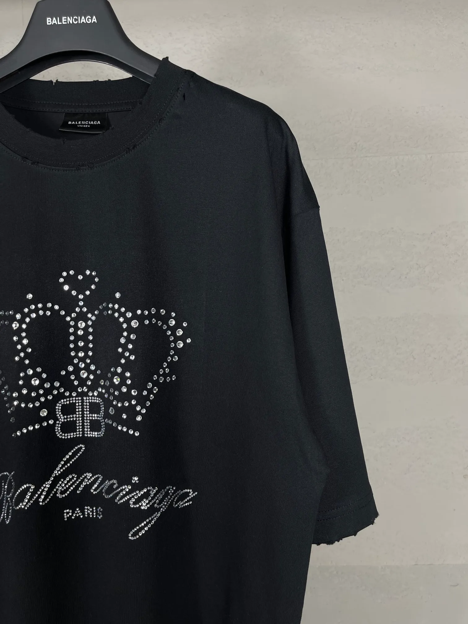 🅿️200 Actual pictures [Top version. Official website quality] BALENCI*GA/Paris BALENCI*GA# New style, classic crown LOGO on the front, hot-drilled, washed and distressed short-sleeved T-shirt. Brick cabinet synchronization. The fabric is made of Paris ZP custom-woven and dyed 100% cotton double yarn compact cotton. The weight is 260 grams, the cloth surface is clean. The cloth pattern is clear. Soft and comfortable. Good color fastness. Not easy to change color. The threads are woven and dyed with no color difference. The front perm is made of imported diamonds, which have good gloss and are not easy to fall off. The finished garments are washed and worn. Jubie market makes goods based on pictures. Comparisons welcome. Restore brick cabinet. The version adopts OS loose shoulder style. Same style for men and women. Code: BL223373 Color: Black Size: XS S M L