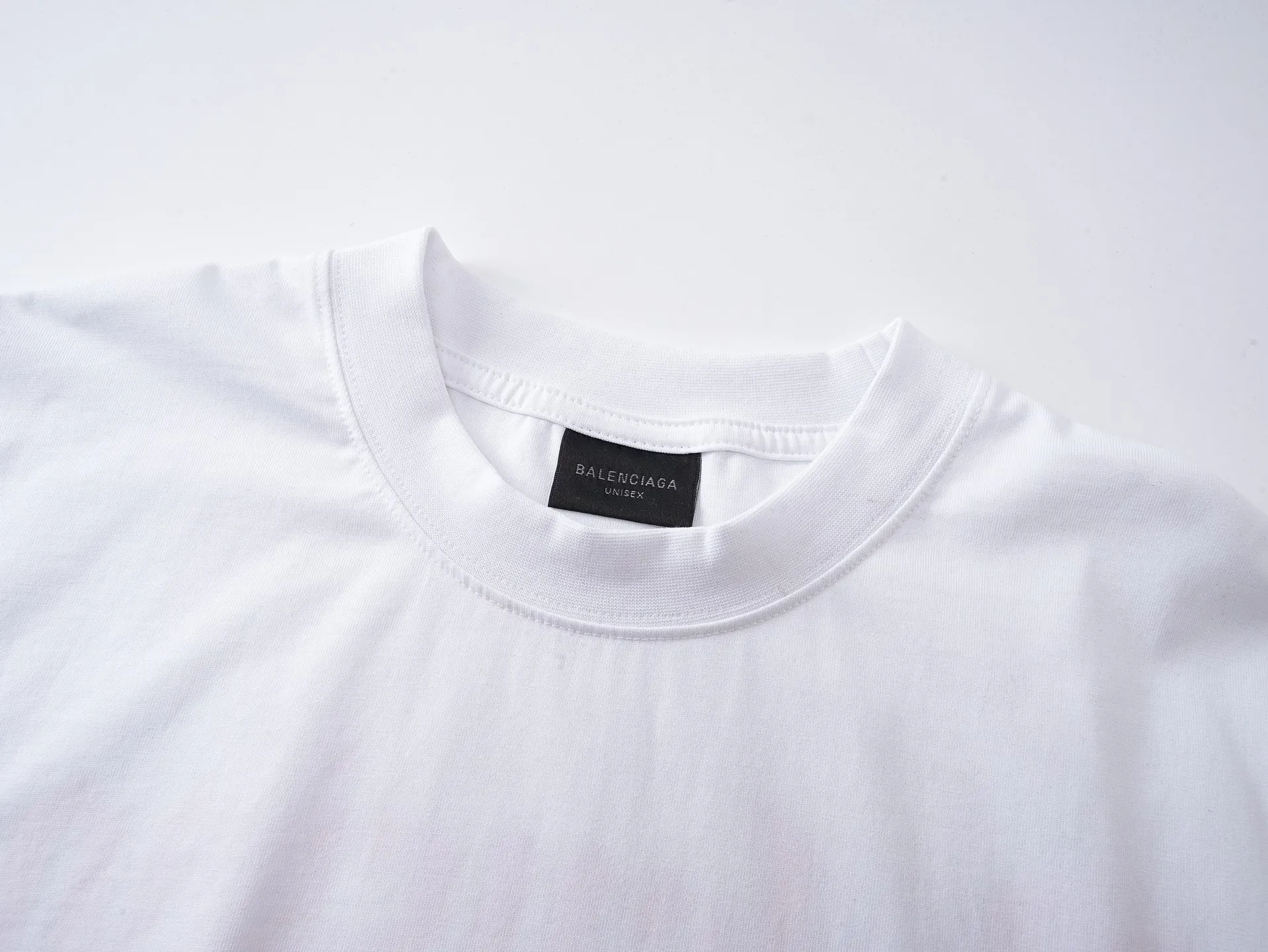 🅿️200 Actual pictures [Top version. Official website quality] BALENCI*GA/Paris.SS25 latest front badge icon and back letter LOGO computer direct-printed short-sleeved T-shirt. Brick cabinets are synchronized. Genuine products are developed at the first time. The fabric is made of Paris ZP custom-woven and dyed cotton double yarn. Weighing 260 grams, the cloth surface is clean. The cloth pattern is clear, soft and comfortable. The threads are dyed with no color difference. The printing adopts imported direct-injection printing. The letters are clear and the effect is three-dimensional. The version adopts OS loose shoulder design. Same style for men and women. Code: BL253736 Color: black, white Size: XS S M L