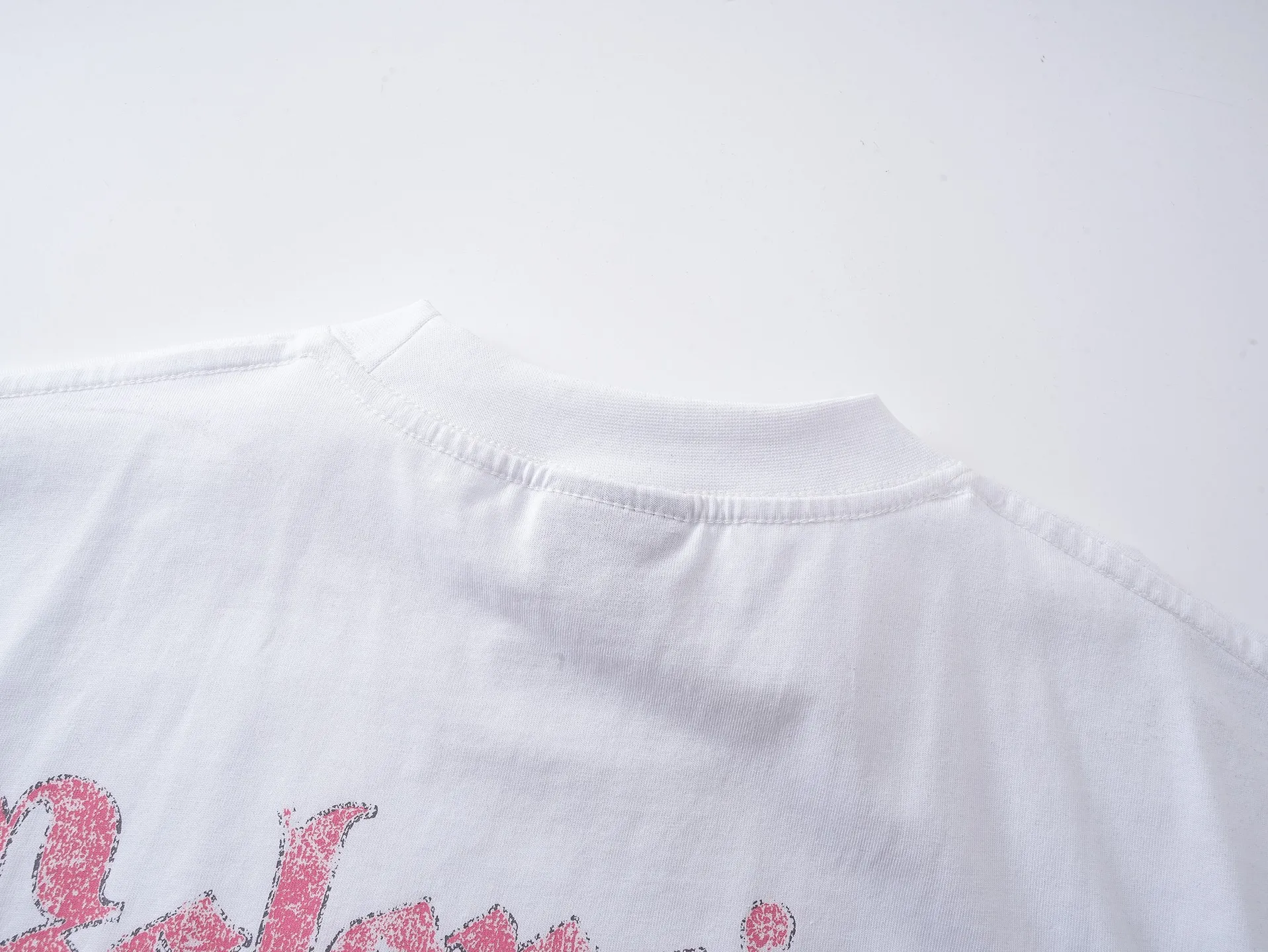 🅿️200 Actual pictures [Top version. Official website quality] BALENCI*GA/Paris.SS25 latest front badge icon and back letter LOGO computer direct-printed short-sleeved T-shirt. Brick cabinets are synchronized. Genuine products are developed at the first time. The fabric is made of Paris ZP custom-woven and dyed cotton double yarn. Weighing 260 grams, the cloth surface is clean. The cloth pattern is clear, soft and comfortable. The threads are dyed with no color difference. The printing adopts imported direct-injection printing. The letters are clear and the effect is three-dimensional. The version adopts OS loose shoulder design. Same style for men and women. Code: BL253736 Color: black, white Size: XS S M L