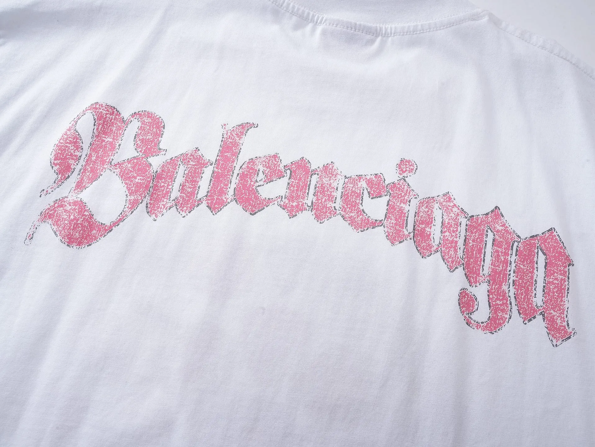 🅿️200 Actual pictures [Top version. Official website quality] BALENCI*GA/Paris.SS25 latest front badge icon and back letter LOGO computer direct-printed short-sleeved T-shirt. Brick cabinets are synchronized. Genuine products are developed at the first time. The fabric is made of Paris ZP custom-woven and dyed cotton double yarn. Weighing 260 grams, the cloth surface is clean. The cloth pattern is clear, soft and comfortable. The threads are dyed with no color difference. The printing adopts imported direct-injection printing. The letters are clear and the effect is three-dimensional. The version adopts OS loose shoulder design. Same style for men and women. Code: BL253736 Color: black, white Size: XS S M L