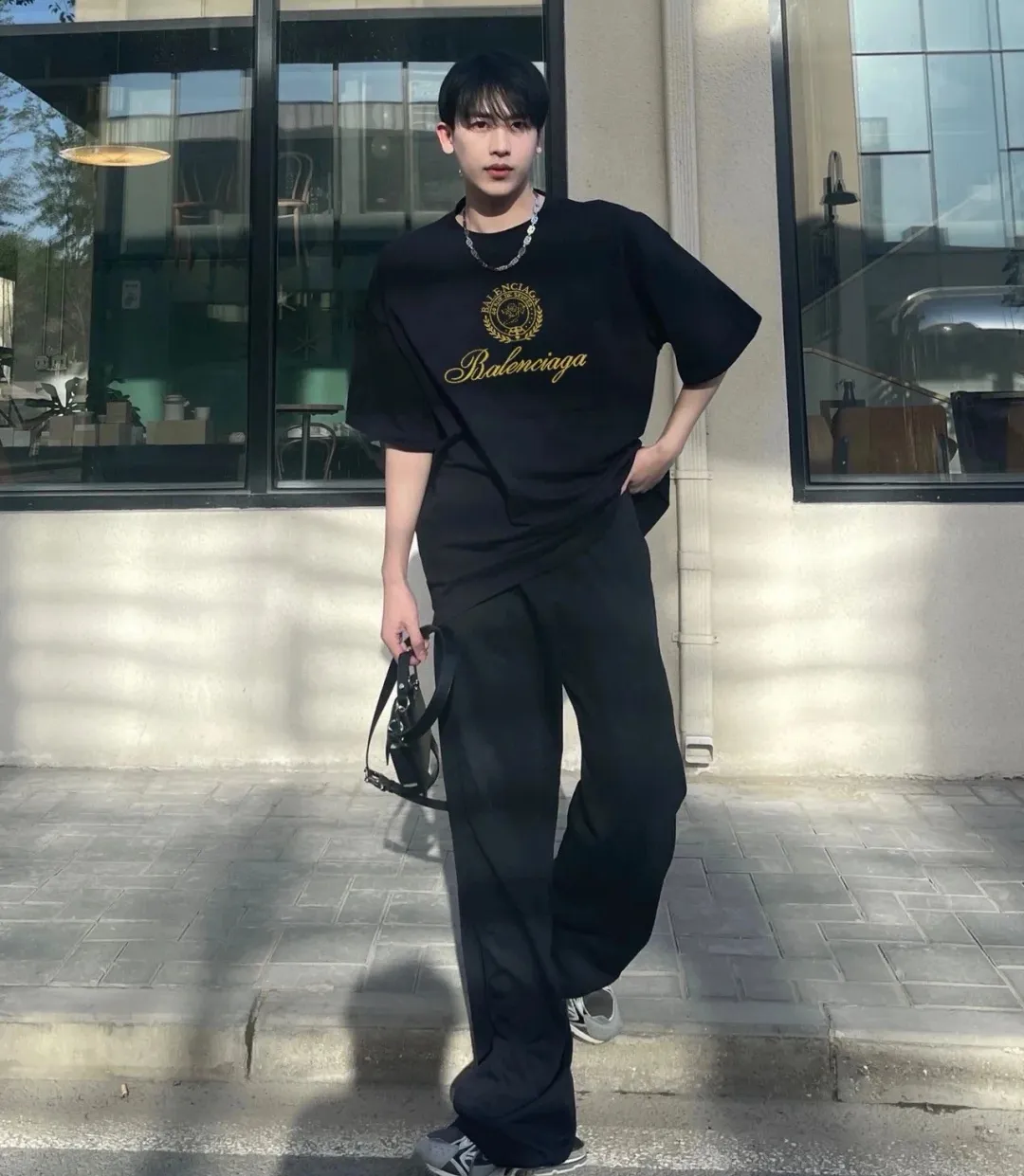 ♻️💯Upper body reference model picture❤️Top tested version BALENCIAGA Balenciaga three-dimensional art embroidery Cupid badge Tanabata Valentine's Day limited edition male and female couple star same style pure cotton short-sleeved T-shirt Tanabata limited edition Cupid gold thread embroidered short-sleeved T-shirt Using imported Tajima machine, the embroidery effect is three-dimensional and full, first-line craftsmanship level, the quality is visible to the naked eye, the overall font size, spacing, and detailed features of the pattern are restored. The Cupid portrait is created by flat embroidery outline The surrounding main body adopts precision three-dimensional embroidery technology. The embroidery is very fine and dense. The font is clear and has a strong sense of lines and three-dimensionality. It highly restores the yb effect. Custom-woven and dyed 280g top-quality combed cotton fabric. The threads are in the same cylinder with 0 color difference. Exclusive high-quality. Welcome to compare. Same style for men and women. Color: white, black, pink. Size: XS-L P:260