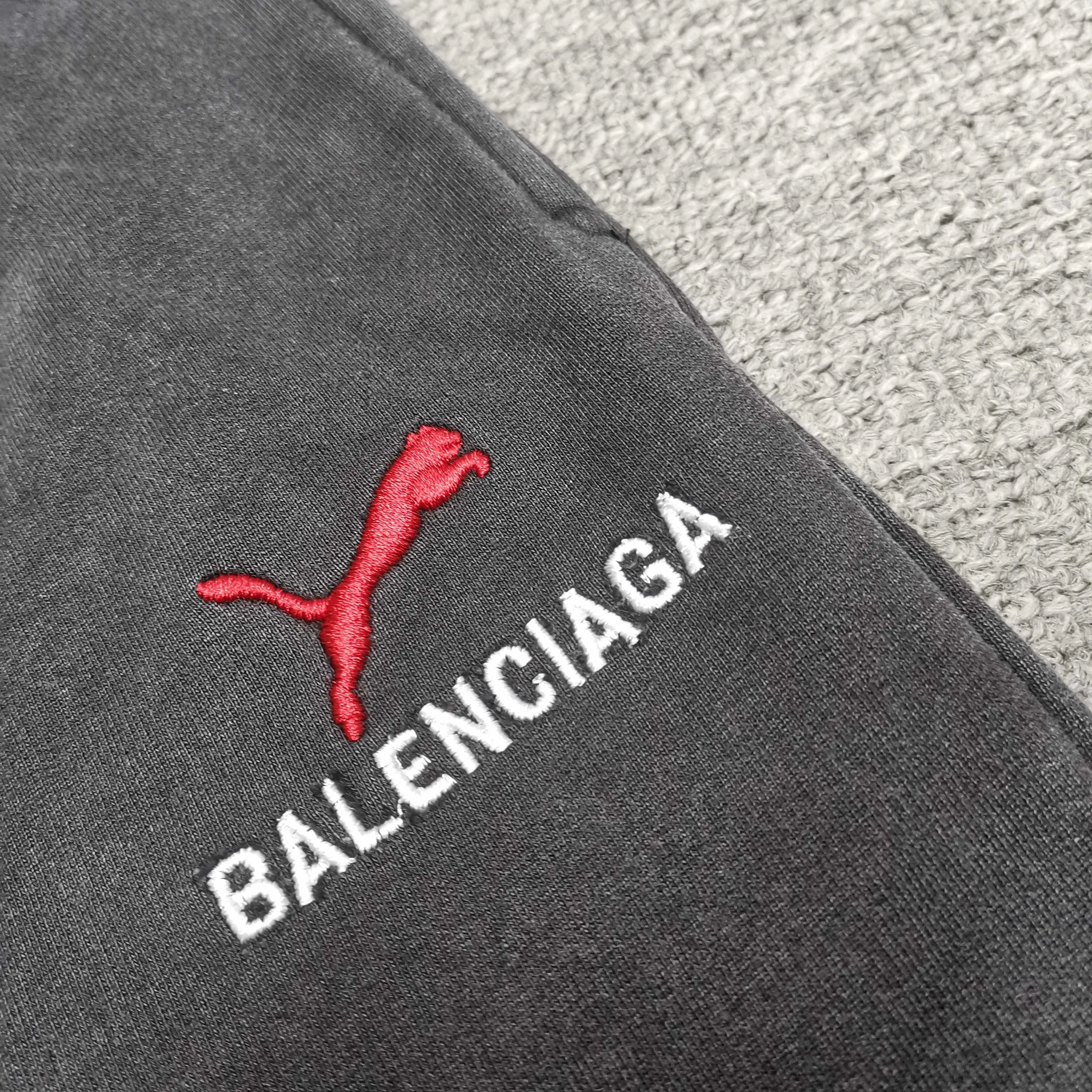 [Top version. Official website quality] BALENCI*GA/26 new model. Paris co-branded puma series embroidered distressed washed shorts. Embroidered logo on the left side of the front. SS25 latest model. Research and development at the first time, different market currencies. Comparisons welcome. The fabric is made of Paris ZP custom-woven and dyed cotton sweatshirt, with a weight of 460 grams. The cloth surface is clean. The cloth pattern is clear, soft and comfortable. The embroidery is embroidered using imported Tajima embroidery machines. The letters are clear, the three-dimensional effect is strong, and there are no burrs. Jubie market currency. Welcome to compare. Same style for men and women Color: washed black Size: XS S M L P300