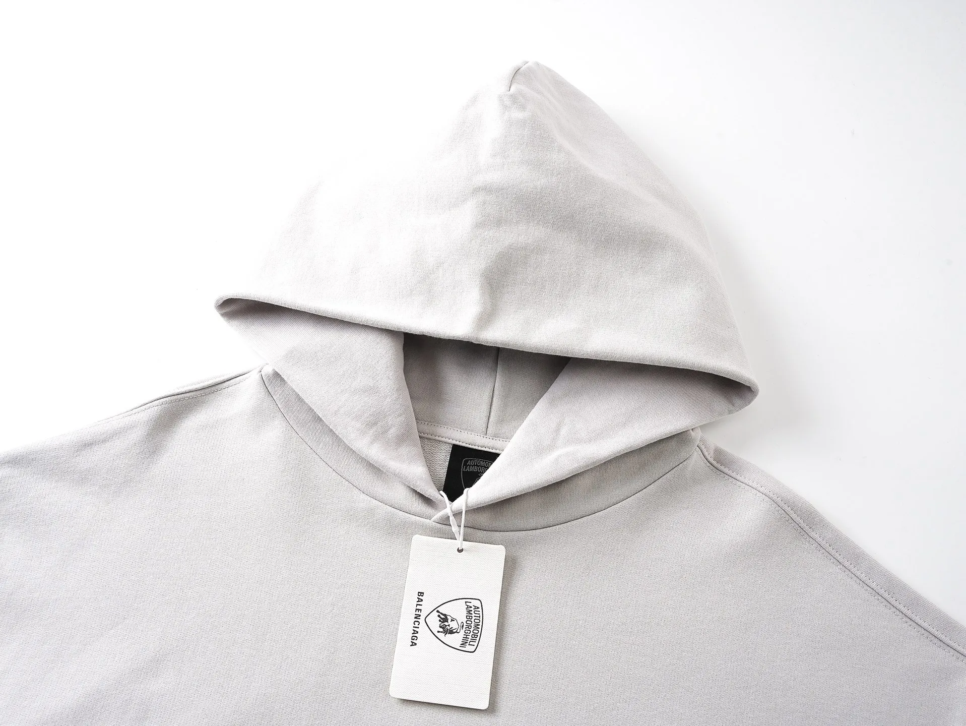 🅿️360 real photos [Top version. Official website quality] BALENCI*GA/Paris co-branded Lamborghini Lamborghini front and back left and right sleeve direct-injection printed hooded sweatshirt SS25 latest model. Research and development at the first time, different market currencies. Comparisons welcome. The fabric is made of Paris ZP custom-woven and dyed cotton sweatshirt. Weighing 460 grams, the cloth surface is clean. The cloth pattern is clear, soft and comfortable. The threads are dyed with no color difference. Printing adopts computer direct printing. The pattern letters are clear, three-dimensional and without burrs. Jubie market produces pictures based on pictures. Welcome to compare. The version adopts OS loose shoulder design. Same style for men and women. Code: BL259931 Color: white gray, Size: XS S M L
