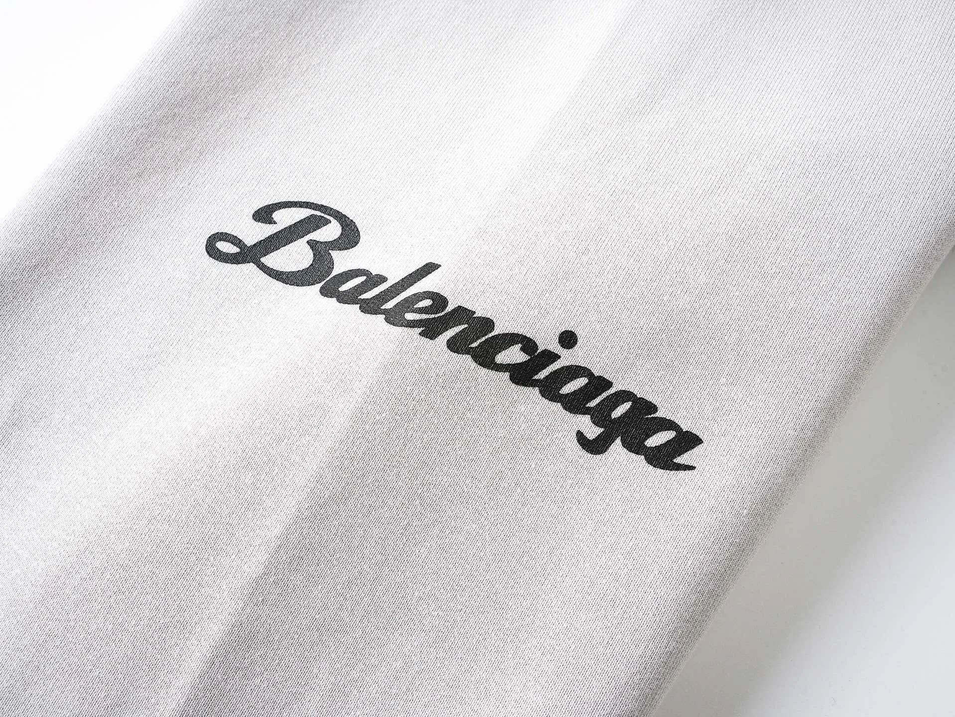 🅿️360 real photos [Top version. Official website quality] BALENCI*GA/Paris co-branded Lamborghini Lamborghini front and back left and right sleeve direct-injection printed hooded sweatshirt SS25 latest model. Research and development at the first time, different market currencies. Comparisons welcome. The fabric is made of Paris ZP custom-woven and dyed cotton sweatshirt. Weighing 460 grams, the cloth surface is clean. The cloth pattern is clear, soft and comfortable. The threads are dyed with no color difference. Printing adopts computer direct printing. The pattern letters are clear, three-dimensional and without burrs. Jubie market produces pictures based on pictures. Welcome to compare. The version adopts OS loose shoulder design. Same style for men and women. Code: BL259931 Color: white gray, Size: XS S M L