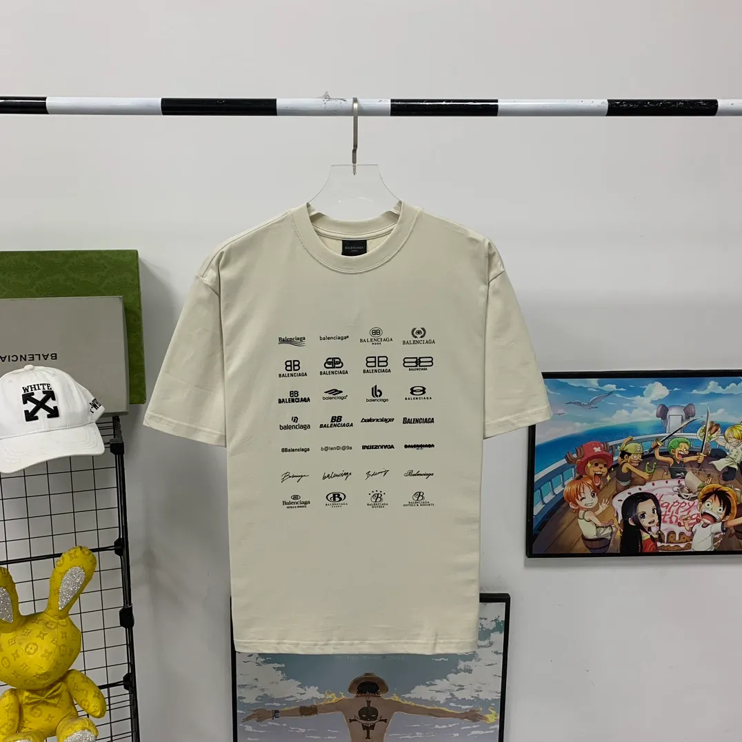 [New] The top version of Balenciaga BALENCIAGA is fully printed with LOGO slogans for male and female couples stars. The same style pure cotton loose short-sleeved T-shirt. Balenciaga was founded by Cristobal Balenciaga, a great genius designer who is known as the representative of the 20th century. For more than half a century since the brand was founded, Balenciaga has been famous for its fashion and elegance in the fashion industry. You can find any of your favorite logos on the front and back of this piece, Ness.  The front and rear printing uses low-coverage screen printing technology, and the glue is imported. The printing is very delicate, and the scratched out problems are very clear and there are no burrs. The fabric is made of 280g double-ply double-yarn pure cotton loose fabric, which is loose and breathable, has good drying effect, full drape and skin toning. Color: Black White Pink Light Gray Dark Gray Size: XS-L P:260