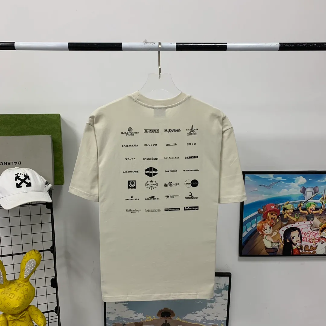 [New] The top version of Balenciaga BALENCIAGA is fully printed with LOGO slogans for male and female couples stars. The same style pure cotton loose short-sleeved T-shirt. Balenciaga was founded by Cristobal Balenciaga, a great genius designer who is known as the representative of the 20th century. For more than half a century since the brand was founded, Balenciaga has been famous for its fashion and elegance in the fashion industry. You can find any of your favorite logos on the front and back of this piece, Ness.  The front and rear printing uses low-coverage screen printing technology, and the glue is imported. The printing is very delicate, and the scratched out problems are very clear and there are no burrs. The fabric is made of 280g double-ply double-yarn pure cotton loose fabric, which is loose and breathable, has good drying effect, full drape and skin toning. Color: Black White Pink Light Gray Dark Gray Size: XS-L P:260