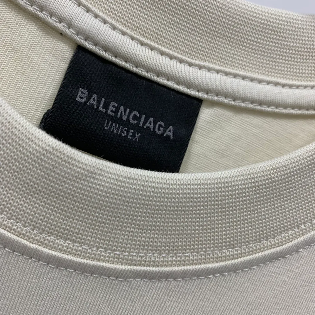 [New] The top version of Balenciaga BALENCIAGA is fully printed with LOGO slogans for male and female couples stars. The same style pure cotton loose short-sleeved T-shirt. Balenciaga was founded by Cristobal Balenciaga, a great genius designer who is known as the representative of the 20th century. For more than half a century since the brand was founded, Balenciaga has been famous for its fashion and elegance in the fashion industry. You can find any of your favorite logos on the front and back of this piece, Ness.  The front and rear printing uses low-coverage screen printing technology, and the glue is imported. The printing is very delicate, and the scratched out problems are very clear and there are no burrs. The fabric is made of 280g double-ply double-yarn pure cotton loose fabric, which is loose and breathable, has good drying effect, full drape and skin toning. Color: Black White Pink Light Gray Dark Gray Size: XS-L P:260