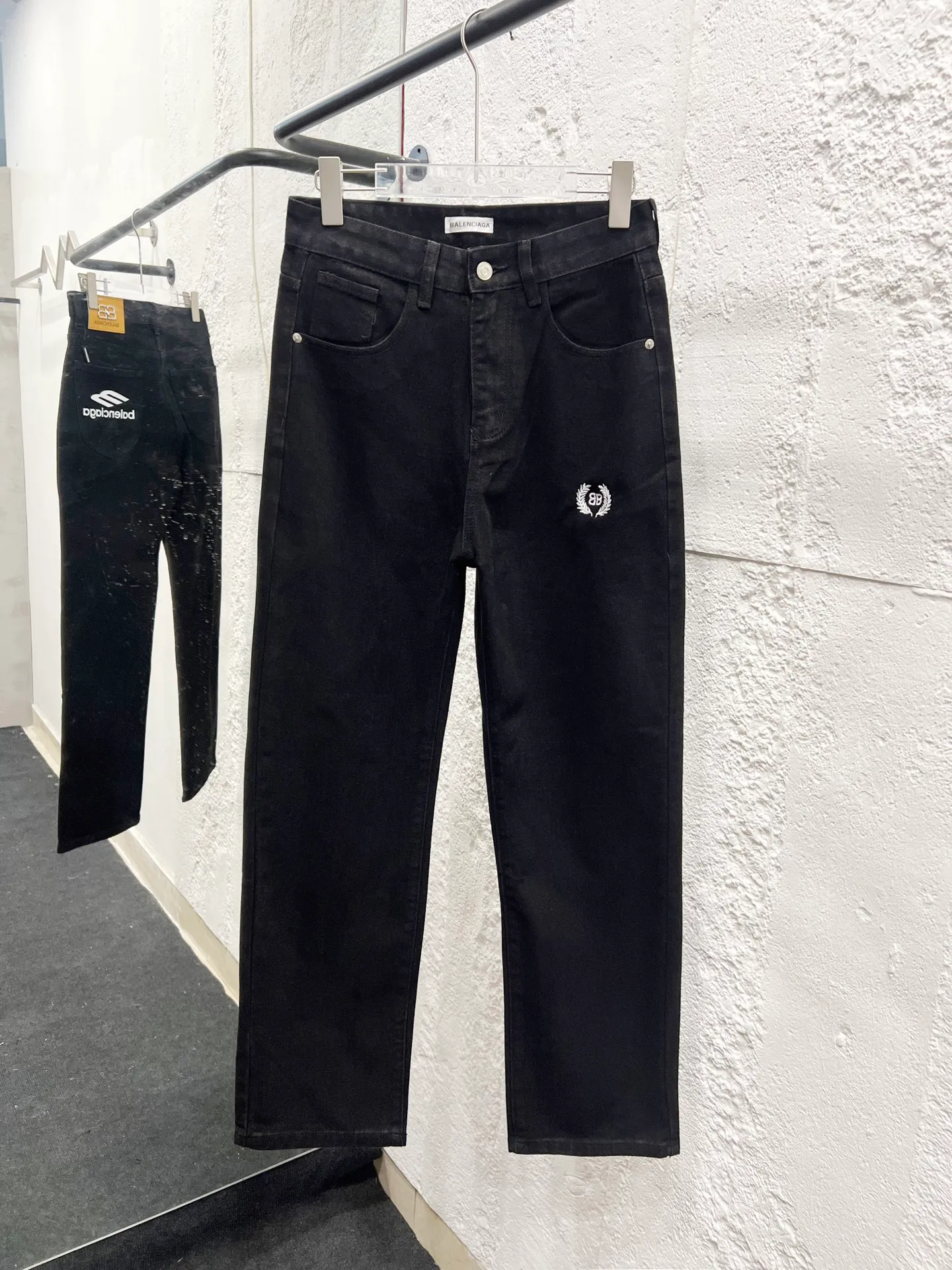🅿️260 Style number: H892 Balenciaga & BALENCIAGA's new classic letter-printed logo jeans use unique technology to perfectly interpret the dreamlike colors of the Northern Lights. Each pair of jeans is unique and colorful, as if the mystery and beauty of the Northern Lights are worn on the body. The tie-dye process makes the color transition of the jeans natural and rich in layers, giving people an artistic visual enjoyment. Moreover, this process also makes the jeans softer and more comfortable, and they fit your body very well when worn, allowing you to show off your perfect body curves. They are made of high-quality denim fabric and carefully processed to have good wear resistance and durability. This new type of jeans uses tie-dye technology to interpret the dreamlike colors of the Northern Lights. It is not only fashionable and versatile, but also enhances your aura and becomes the focus of everyone's attention. Original goods, washed casual jeans, imported original washed stretch fabrics, comfortable and elastic, original hardware accessories decorated with logo, super correct version, extremely high grade, counter quality, fashionable and stylish upper body. The printing uses imported foam printing, customized buttons, YKK zippers. The complete set of accessories is customized in a one-to-one mold. Color: black size: 28-30-32-34-36 (s-xxl)
