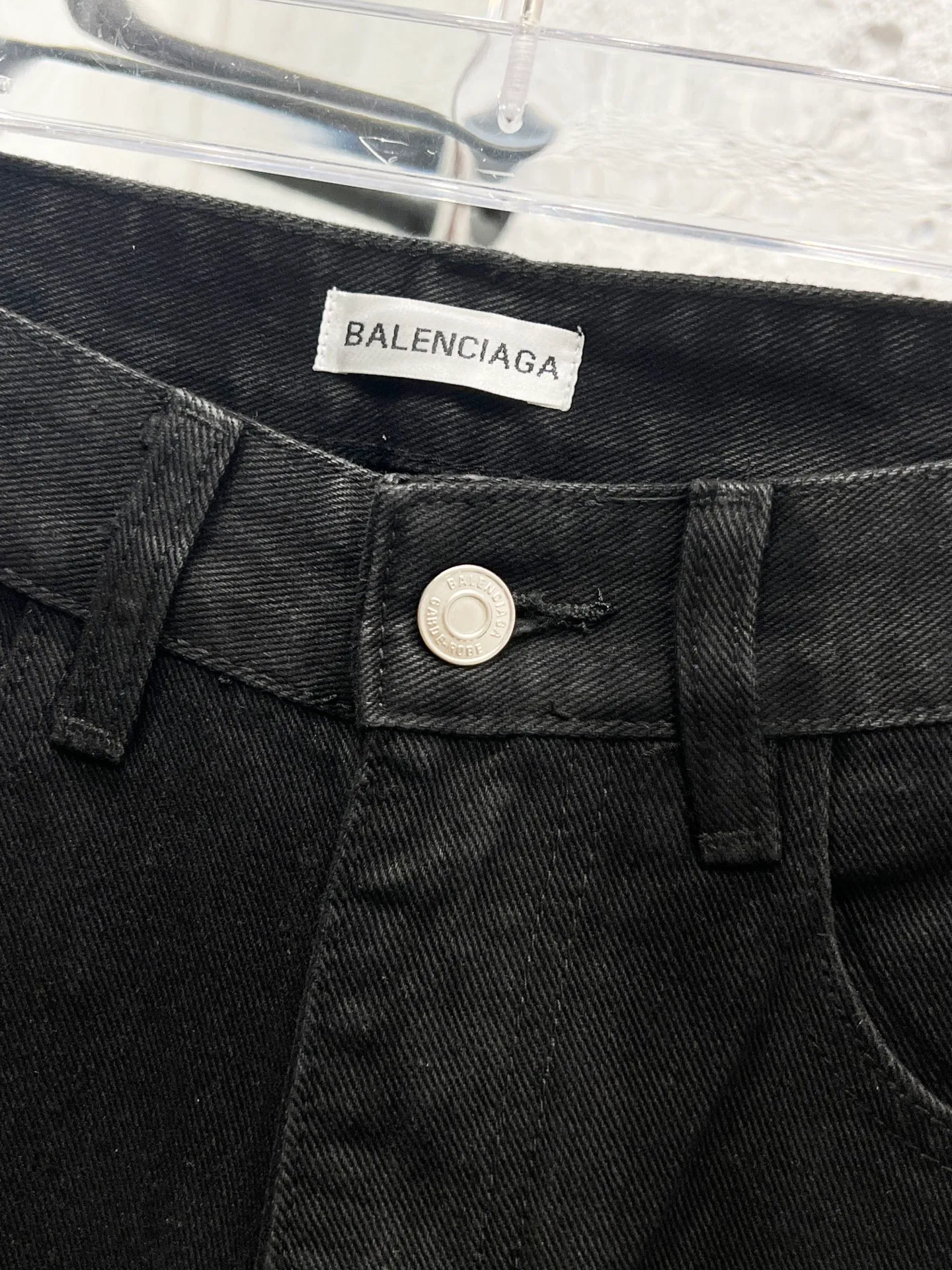 🅿️260 Style number: H892 Balenciaga & BALENCIAGA's new classic letter-printed logo jeans use unique technology to perfectly interpret the dreamlike colors of the Northern Lights. Each pair of jeans is unique and colorful, as if the mystery and beauty of the Northern Lights are worn on the body. The tie-dye process makes the color transition of the jeans natural and rich in layers, giving people an artistic visual enjoyment. Moreover, this process also makes the jeans softer and more comfortable, and they fit your body very well when worn, allowing you to show off your perfect body curves. They are made of high-quality denim fabric and carefully processed to have good wear resistance and durability. This new type of jeans uses tie-dye technology to interpret the dreamlike colors of the Northern Lights. It is not only fashionable and versatile, but also enhances your aura and becomes the focus of everyone's attention. Original goods, washed casual jeans, imported original washed stretch fabrics, comfortable and elastic, original hardware accessories decorated with logo, super correct version, extremely high grade, counter quality, fashionable and stylish upper body. The printing uses imported foam printing, customized buttons, YKK zippers. The complete set of accessories is customized in a one-to-one mold. Color: black size: 28-30-32-34-36 (s-xxl)