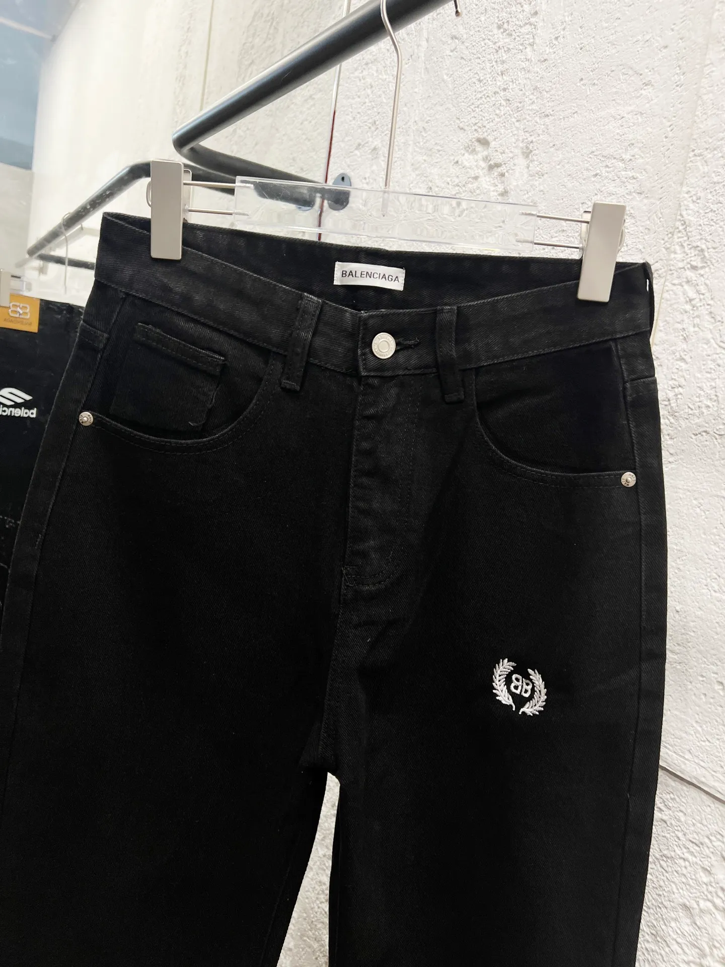 🅿️260 Style number: H892 Balenciaga & BALENCIAGA's new classic letter-printed logo jeans use unique technology to perfectly interpret the dreamlike colors of the Northern Lights. Each pair of jeans is unique and colorful, as if the mystery and beauty of the Northern Lights are worn on the body. The tie-dye process makes the color transition of the jeans natural and rich in layers, giving people an artistic visual enjoyment. Moreover, this process also makes the jeans softer and more comfortable, and they fit your body very well when worn, allowing you to show off your perfect body curves. They are made of high-quality denim fabric and carefully processed to have good wear resistance and durability. This new type of jeans uses tie-dye technology to interpret the dreamlike colors of the Northern Lights. It is not only fashionable and versatile, but also enhances your aura and becomes the focus of everyone's attention. Original goods, washed casual jeans, imported original washed stretch fabrics, comfortable and elastic, original hardware accessories decorated with logo, super correct version, extremely high grade, counter quality, fashionable and stylish upper body. The printing uses imported foam printing, customized buttons, YKK zippers. The complete set of accessories is customized in a one-to-one mold. Color: black size: 28-30-32-34-36 (s-xxl)